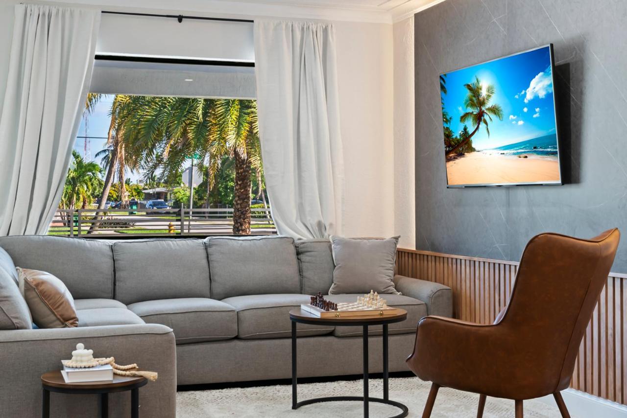 Luxury Getaway with Retreat Heated pool and Jacuzzi L31