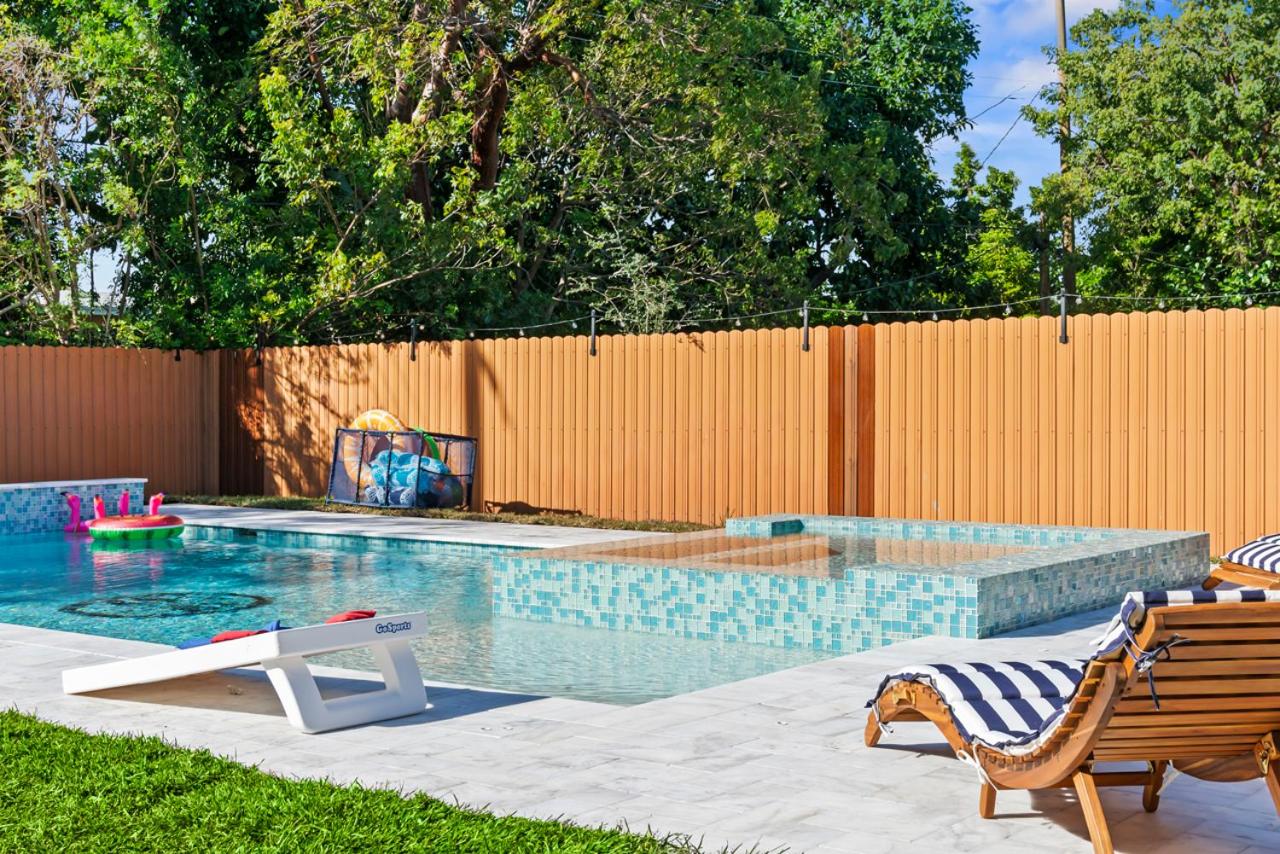 Luxury Getaway with Retreat Heated pool and Jacuzzi L31