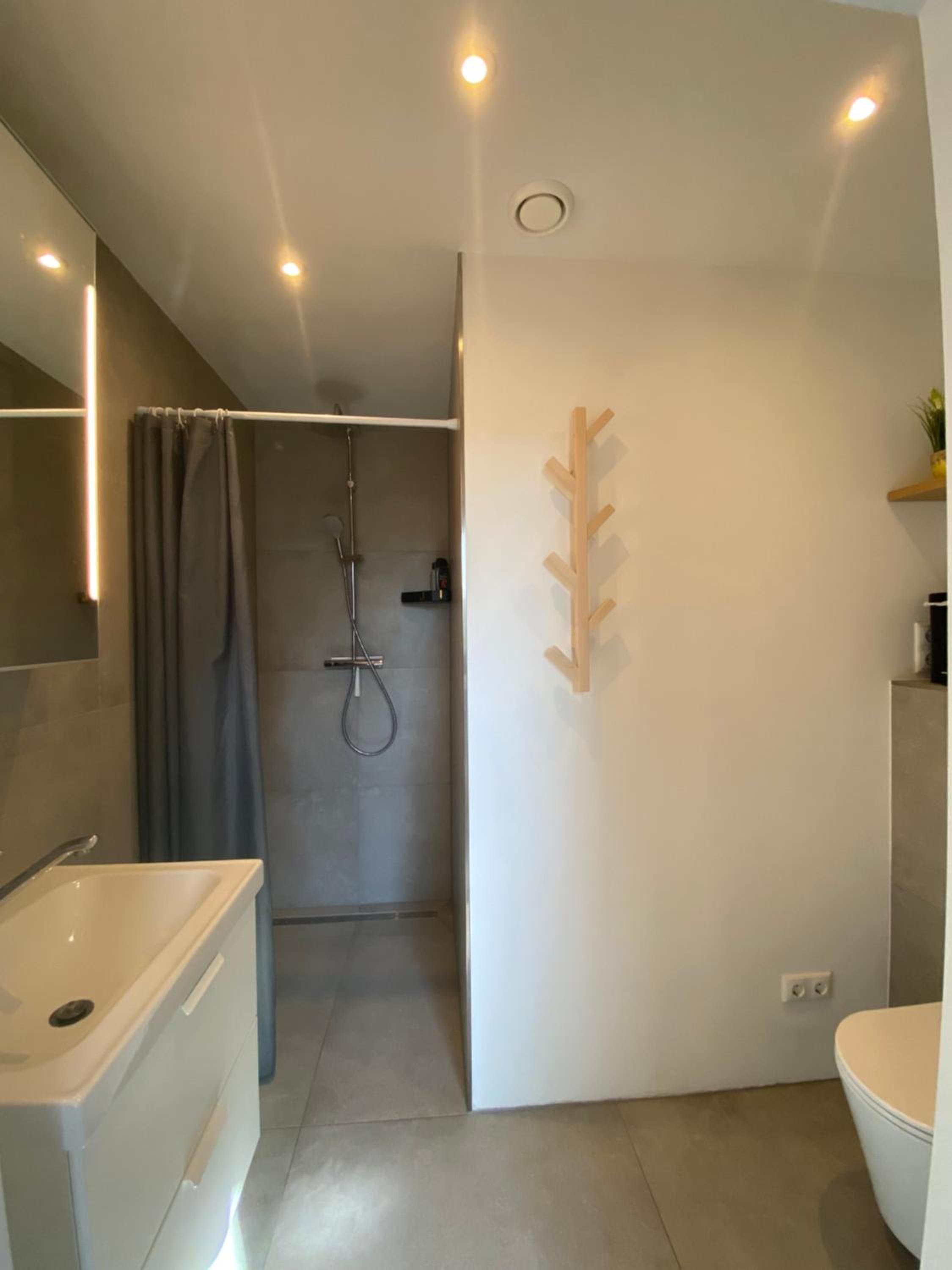 Homestay D36 cosy room and private bathroom view 4
