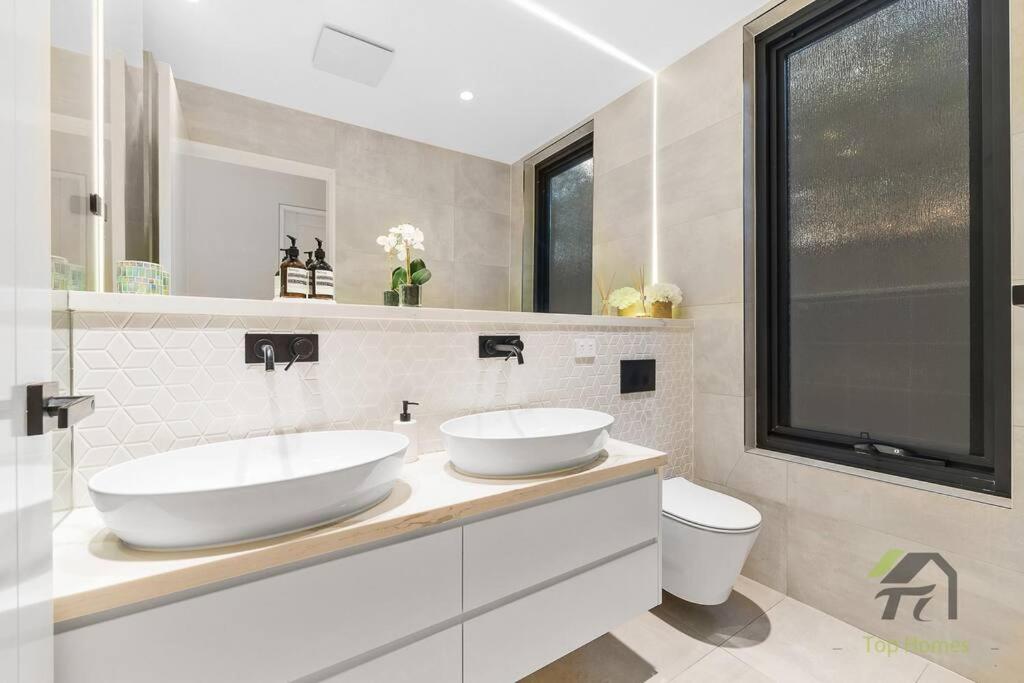 Modern Summer Palace in Epping