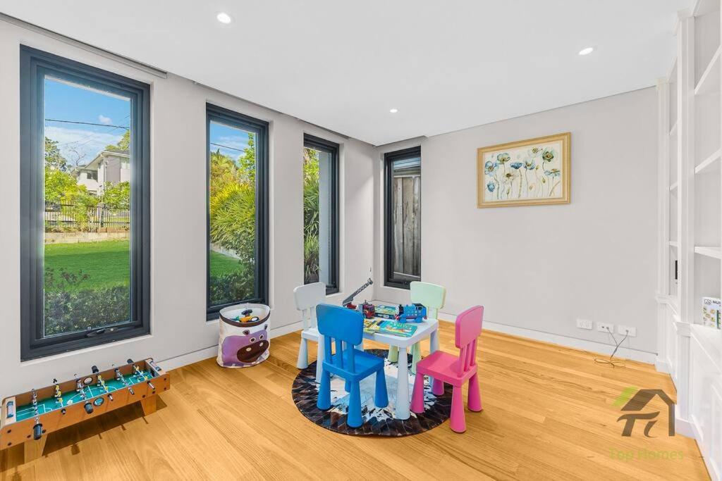 Modern Summer Palace in Epping