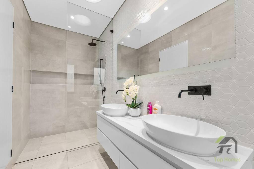 Modern Summer Palace in Epping