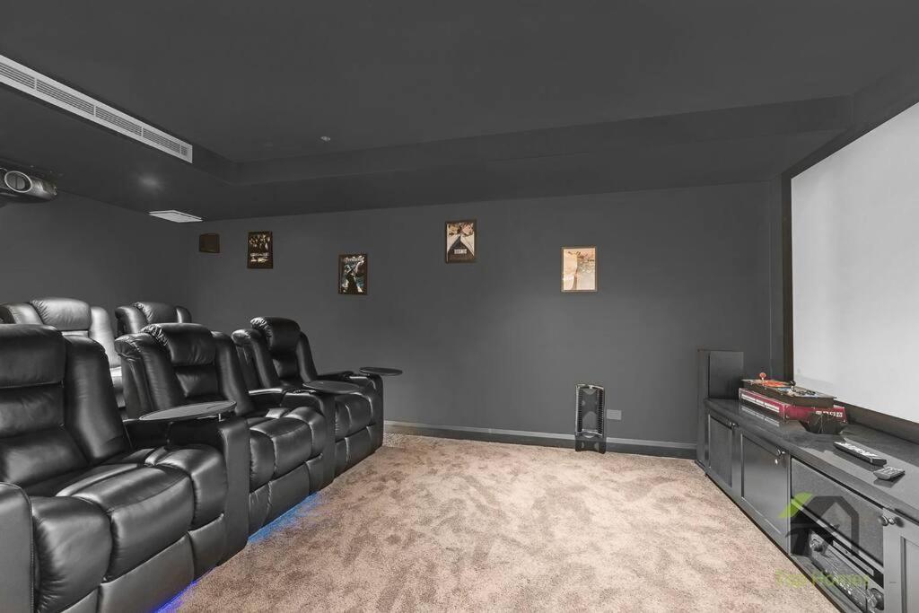 Modern Summer Palace in Epping