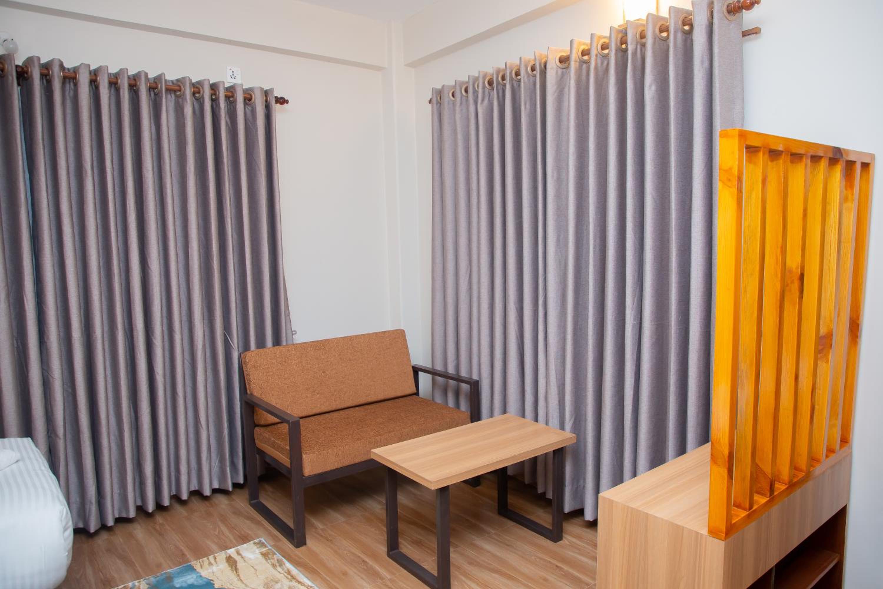 Lake Breeze Apartment