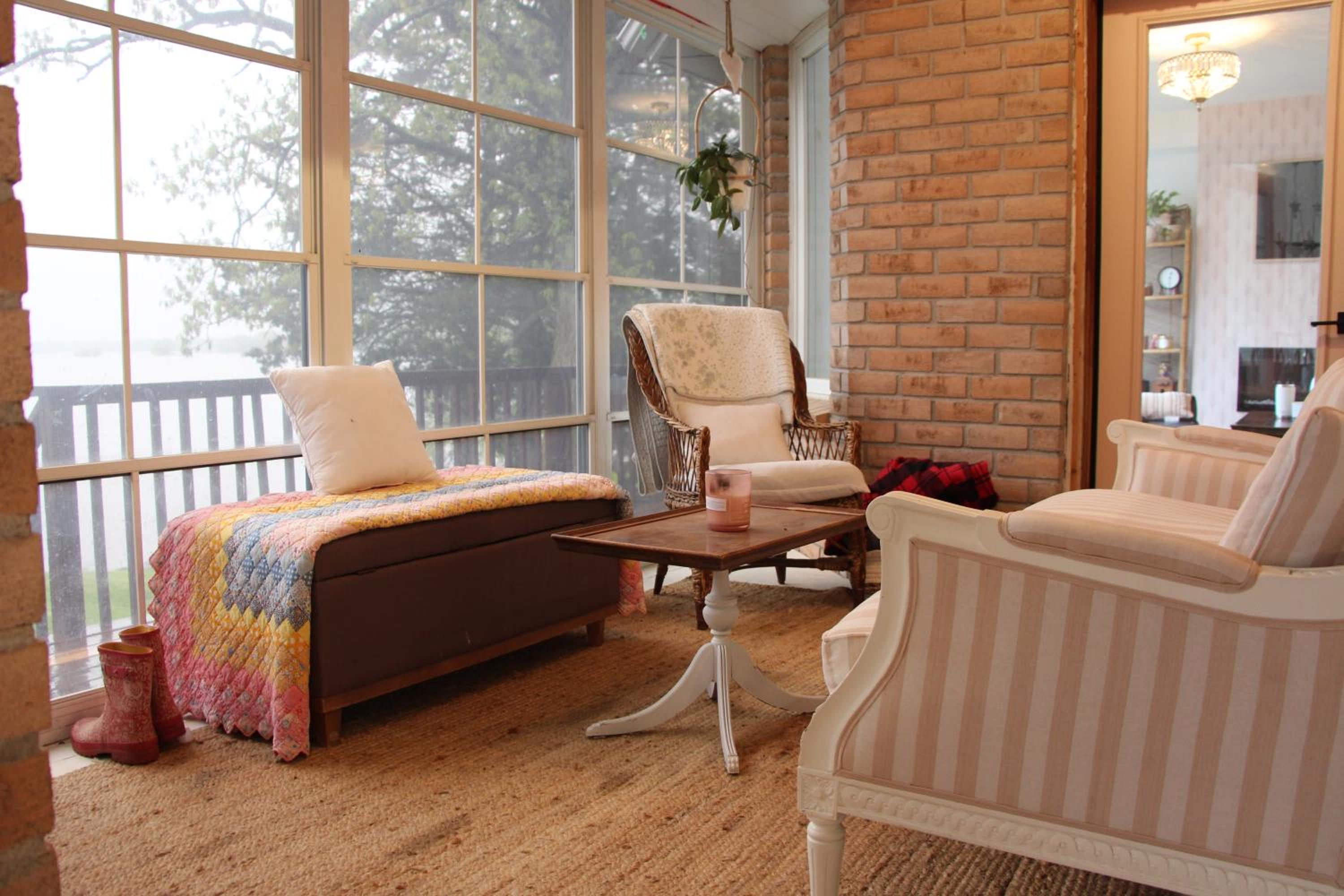 Belleville Vacations - Queen Suite with Private Ensuite at Fancie's PEC - Suite 1 - Property Image 4