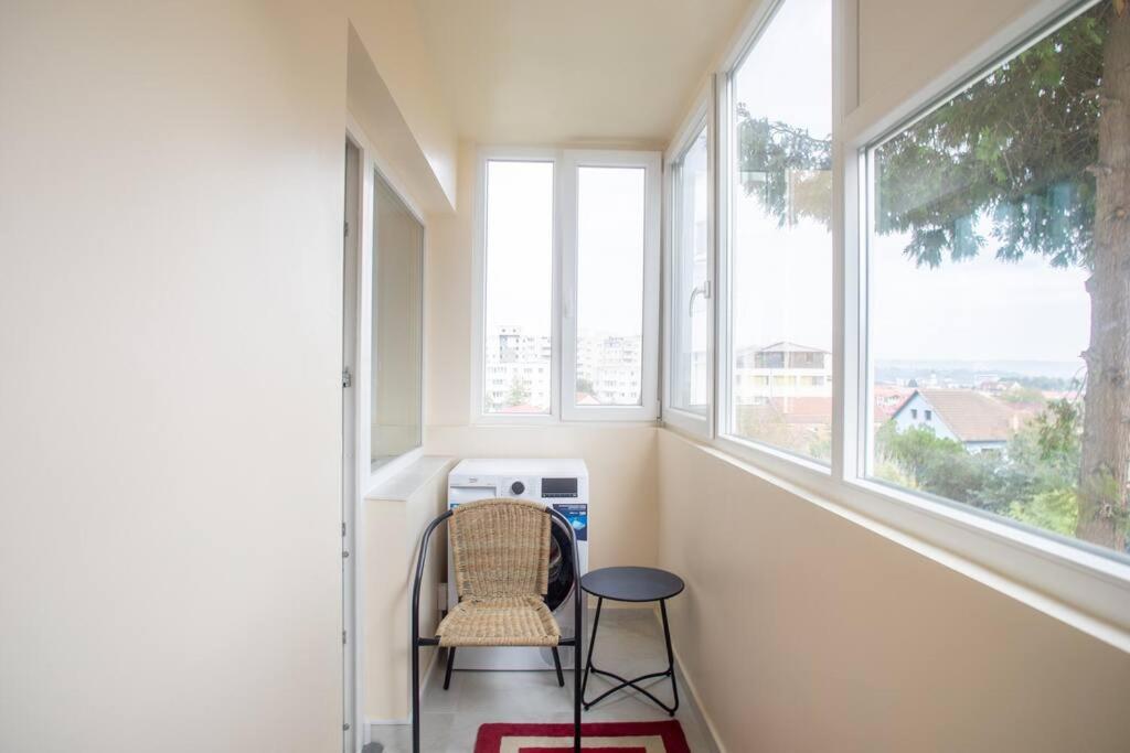 Newly Remodeled, Furnished, 3 Room Flat with Balcony and mountain views in Cluj