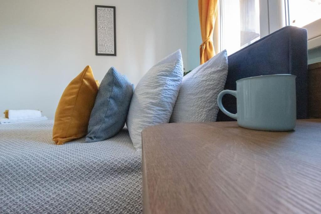 Yellow Sky Apartment * Spacious with free parking view 2