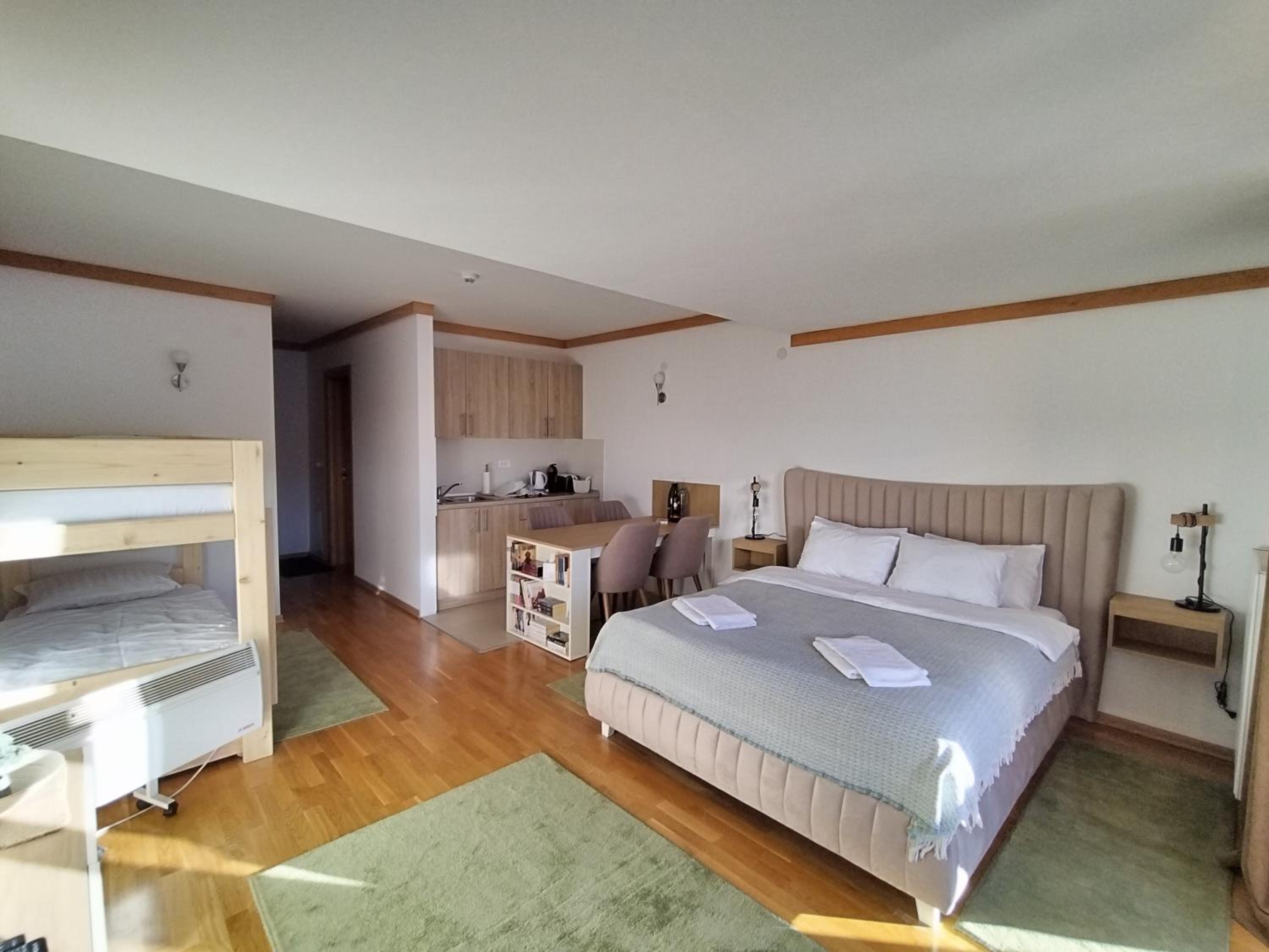 Aparthotel Vucko, depandans, U452 sa pogledom na stazu - private host