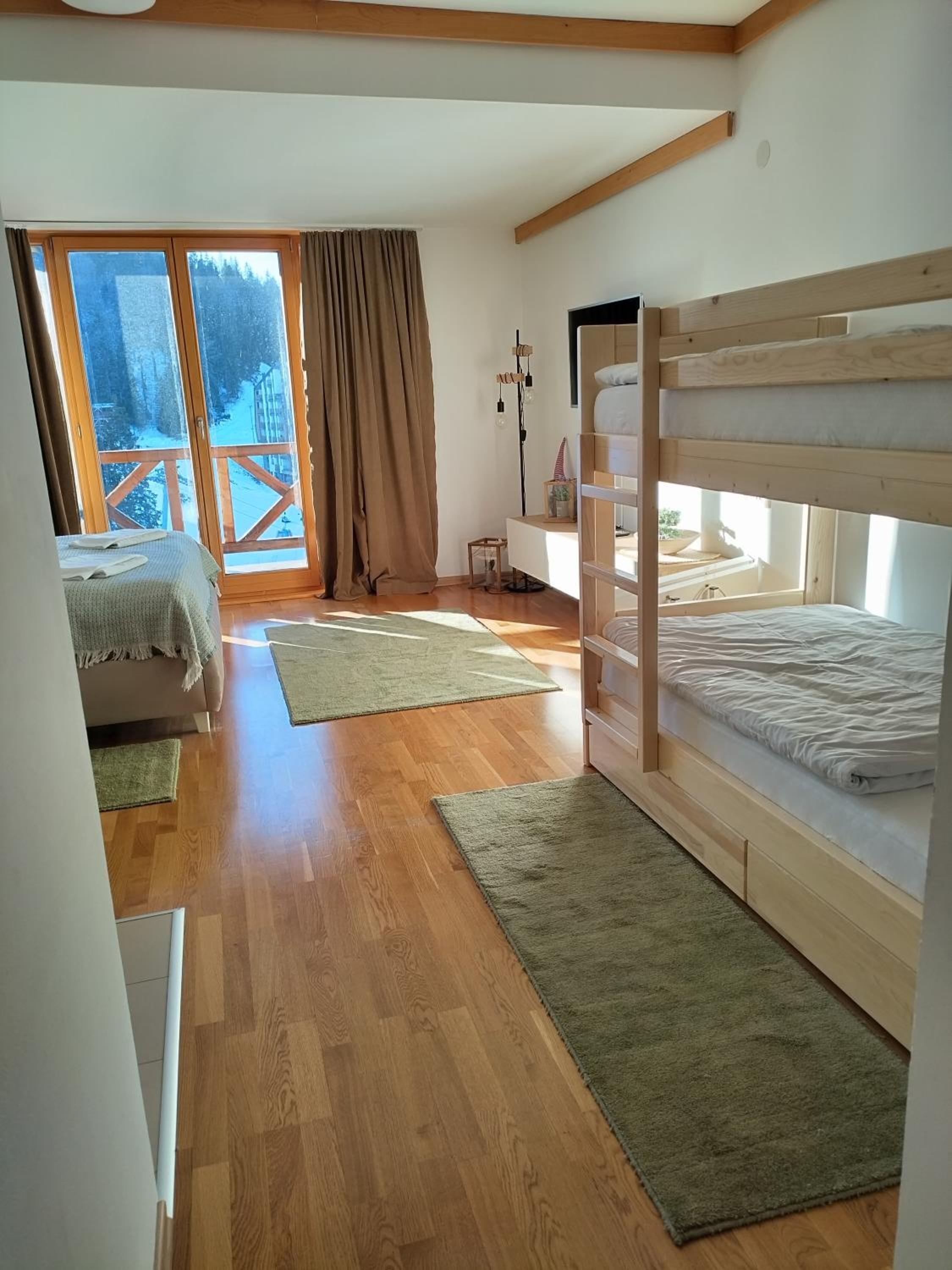 Aparthotel Vucko, depandans, U452 sa pogledom na stazu - private host