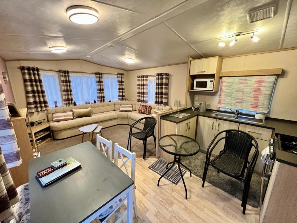 2 Bedroom Lakeview Lodge - Ensuite & Balcony Deck view 3