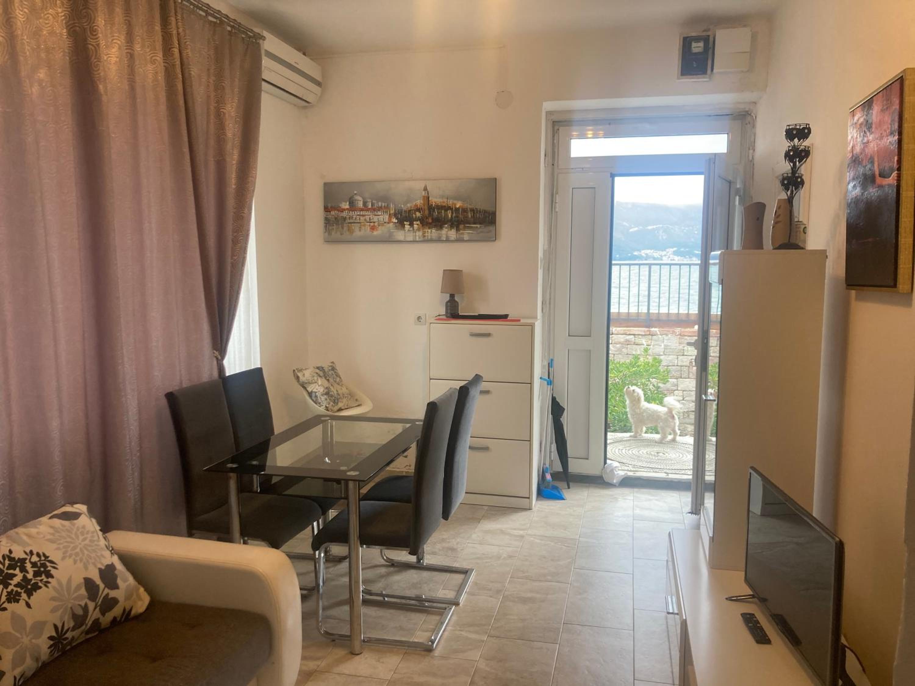 Plaža Stari Grad Budva pjena od mora Beach Apartman
