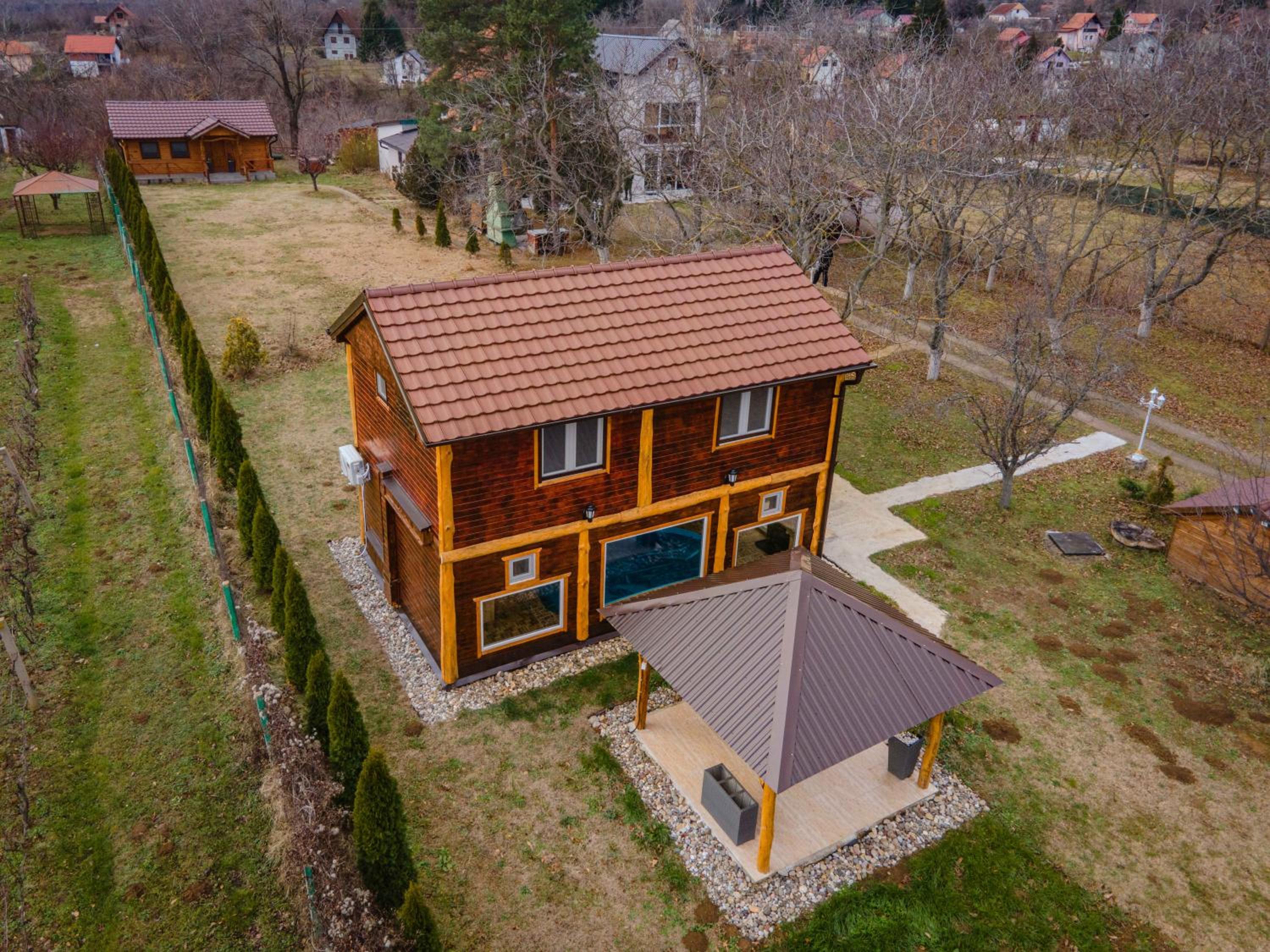 Brvnara Aurora Vista sa bazenom