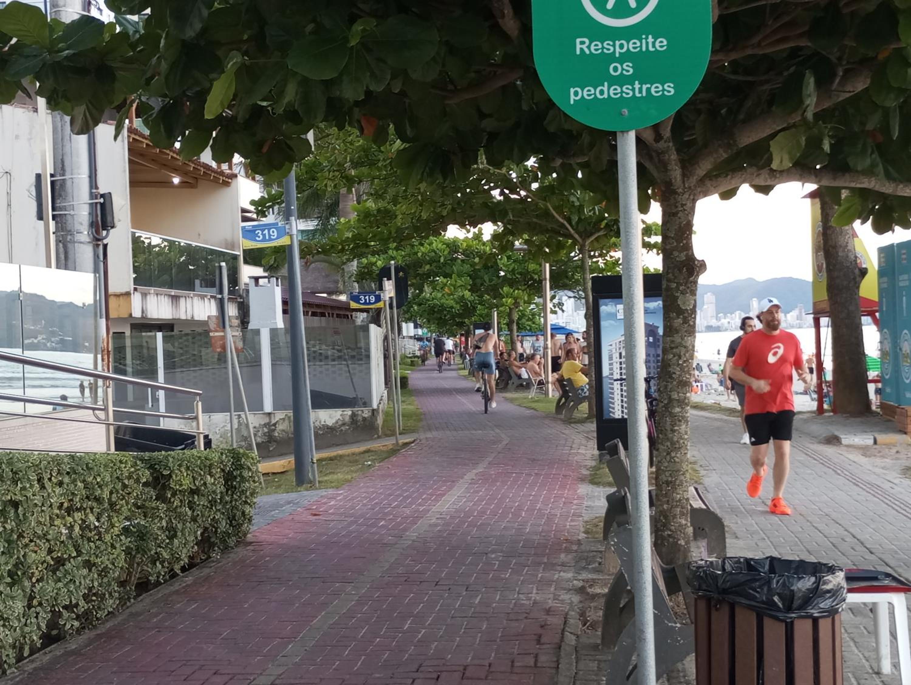 Ótimo Apartamento vista mar a 70 metros