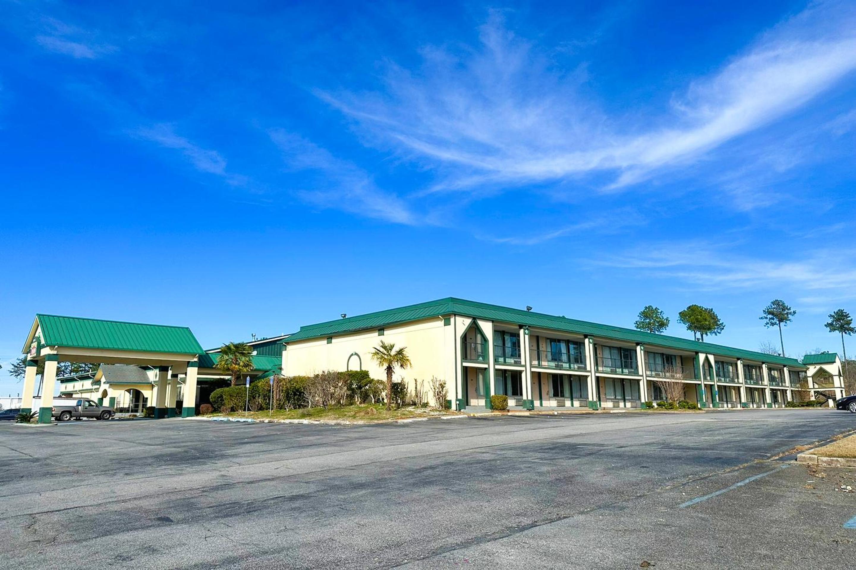Milledgeville Vacations - Super Inn  Suites by OYO Milledgeville - Property Image 4