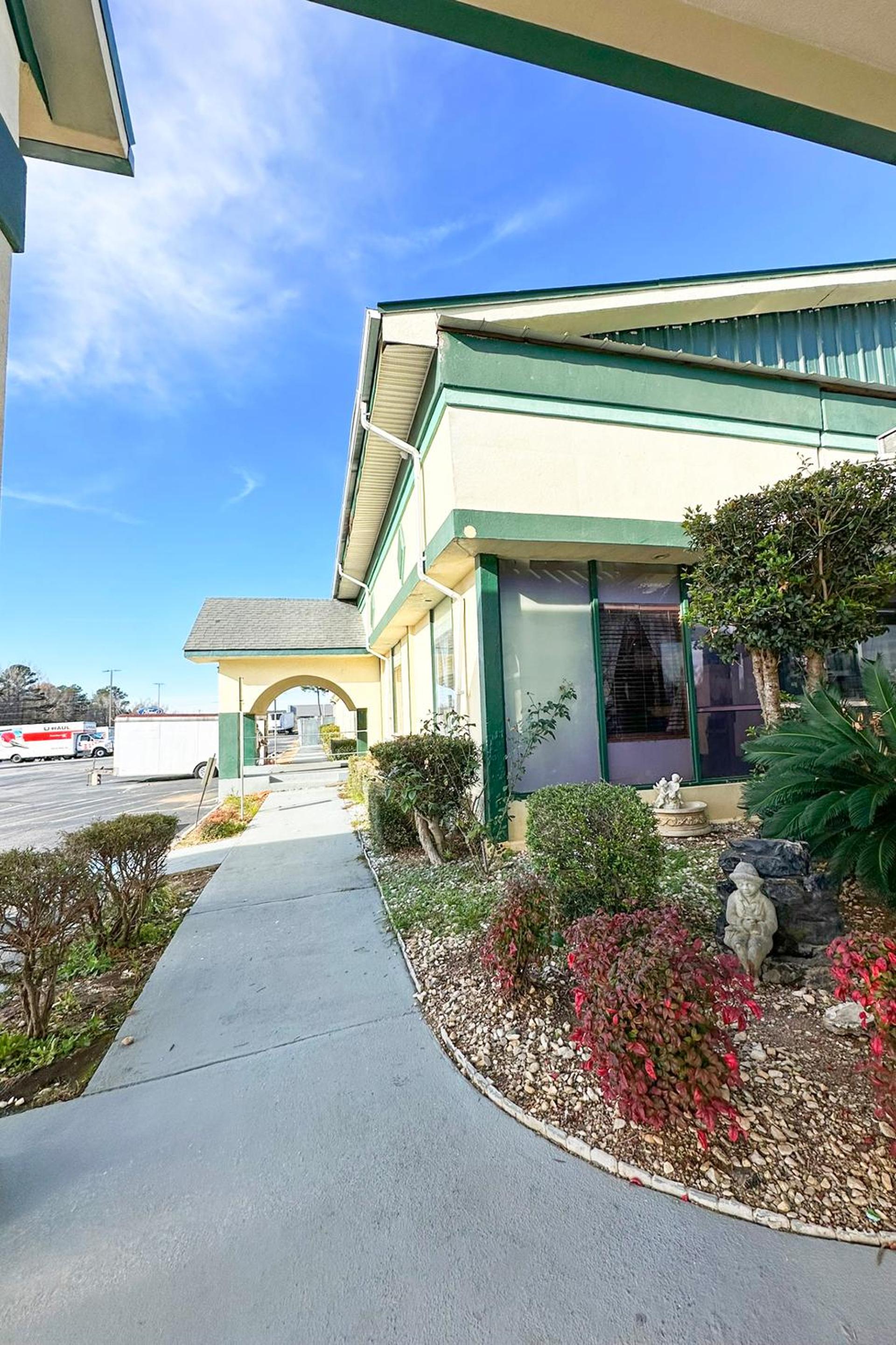 Milledgeville Vacations - Super Inn  Suites by OYO Milledgeville - Property Image 3