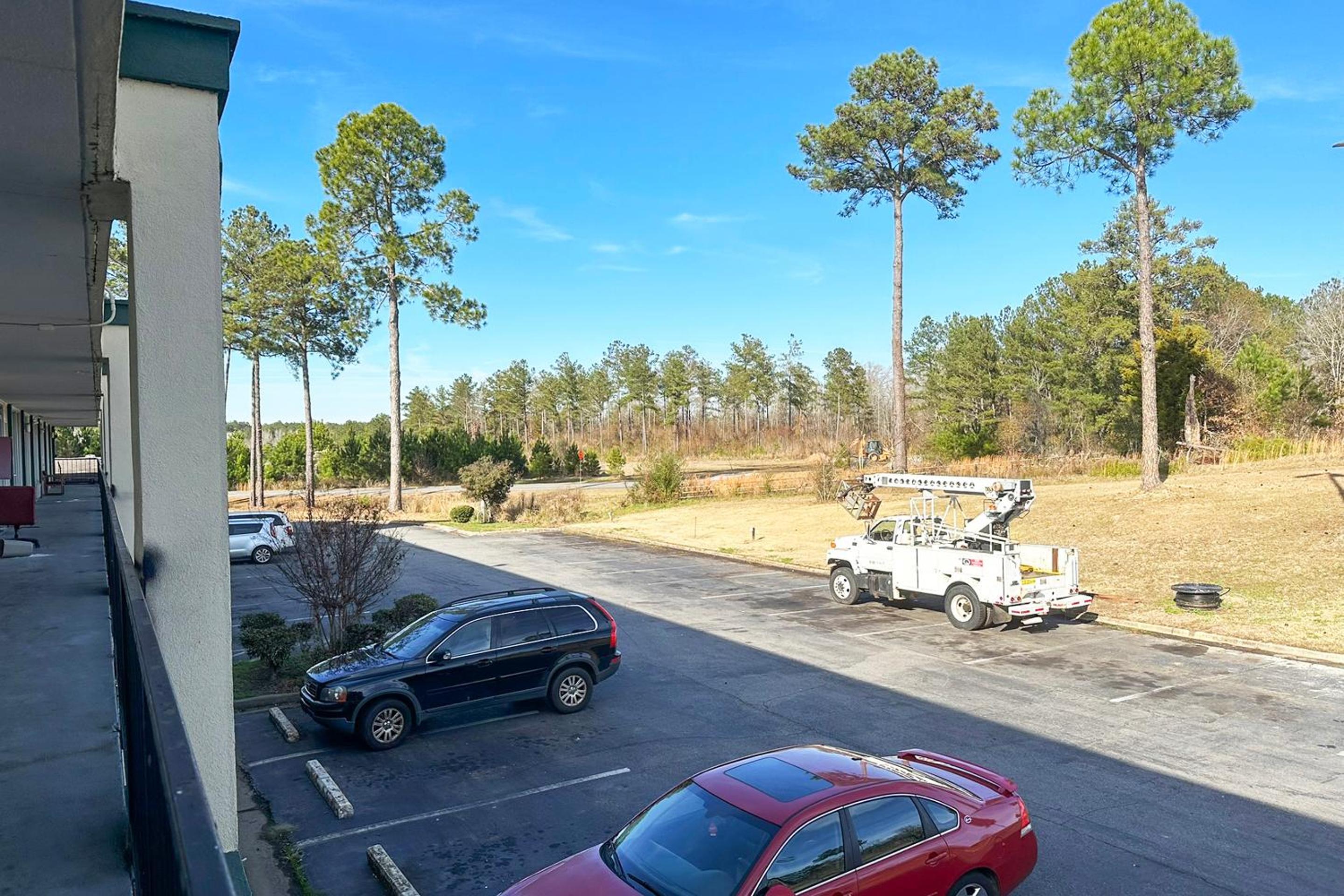 Milledgeville Vacations - Super Inn  Suites by OYO Milledgeville - Property Image 8