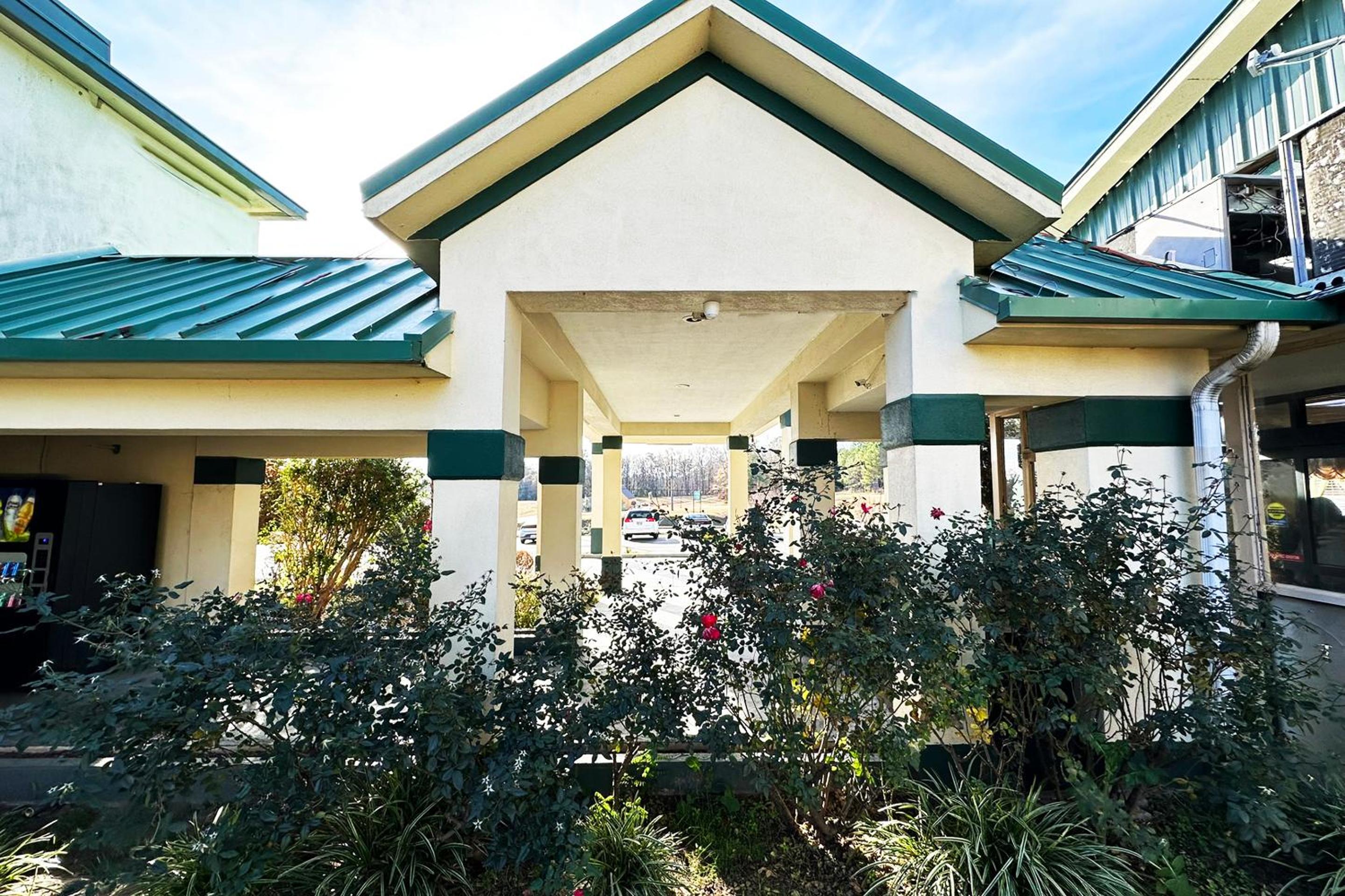 Milledgeville Vacations - Super Inn  Suites by OYO Milledgeville - Property Image 7