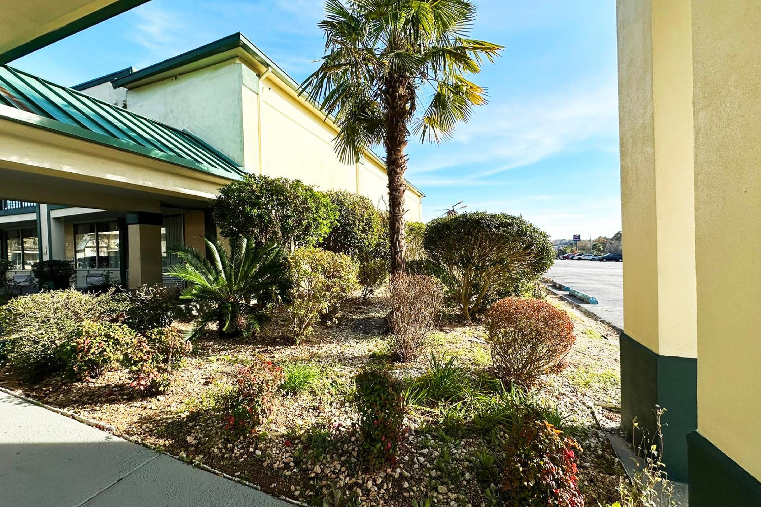 Milledgeville Vacations - Super Inn  Suites by OYO Milledgeville - Property Image 10