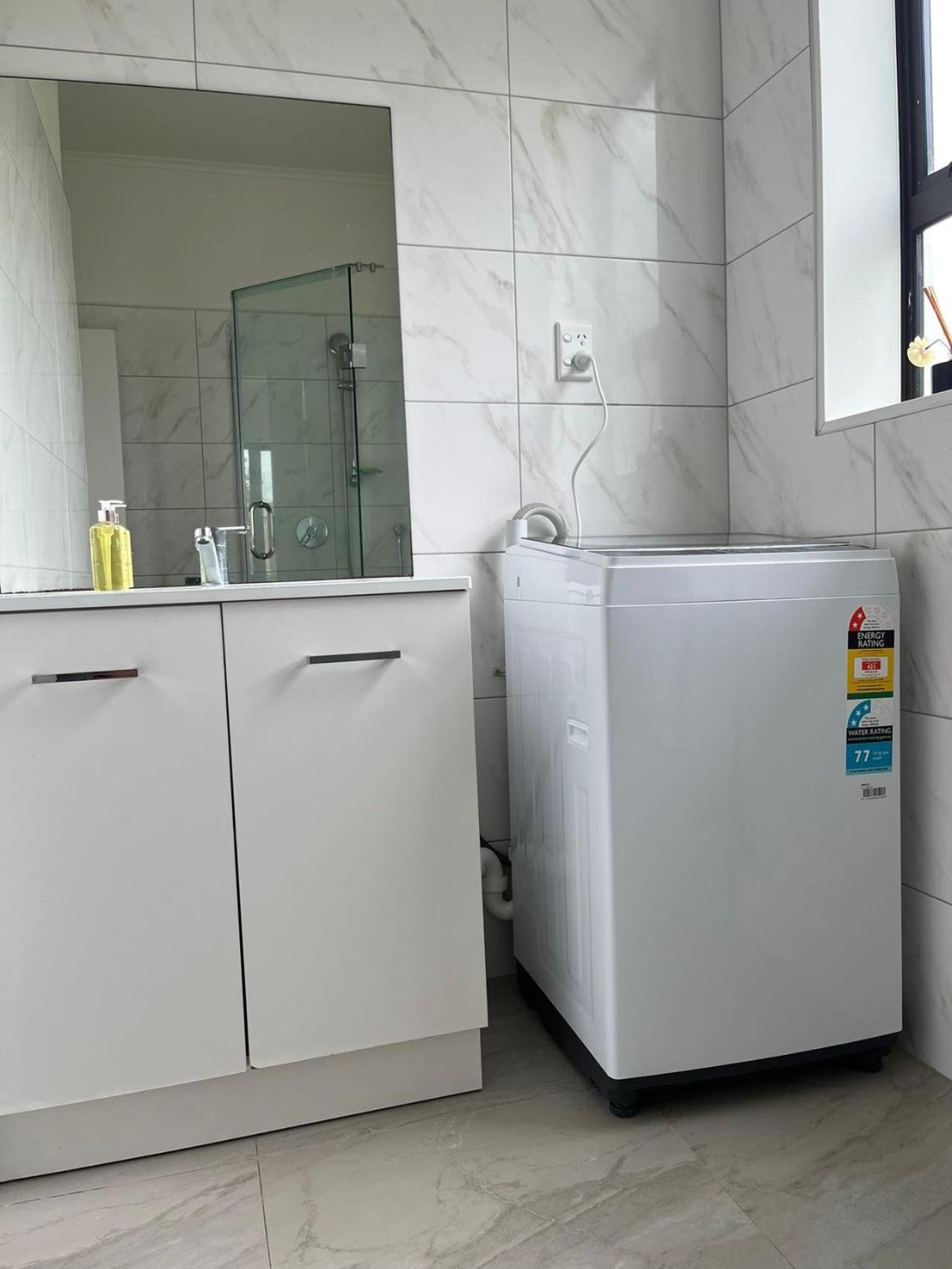 Totara Vale, Free Coffee, parking and wifi, near Glenfield Mall and highway 18,1 view 5