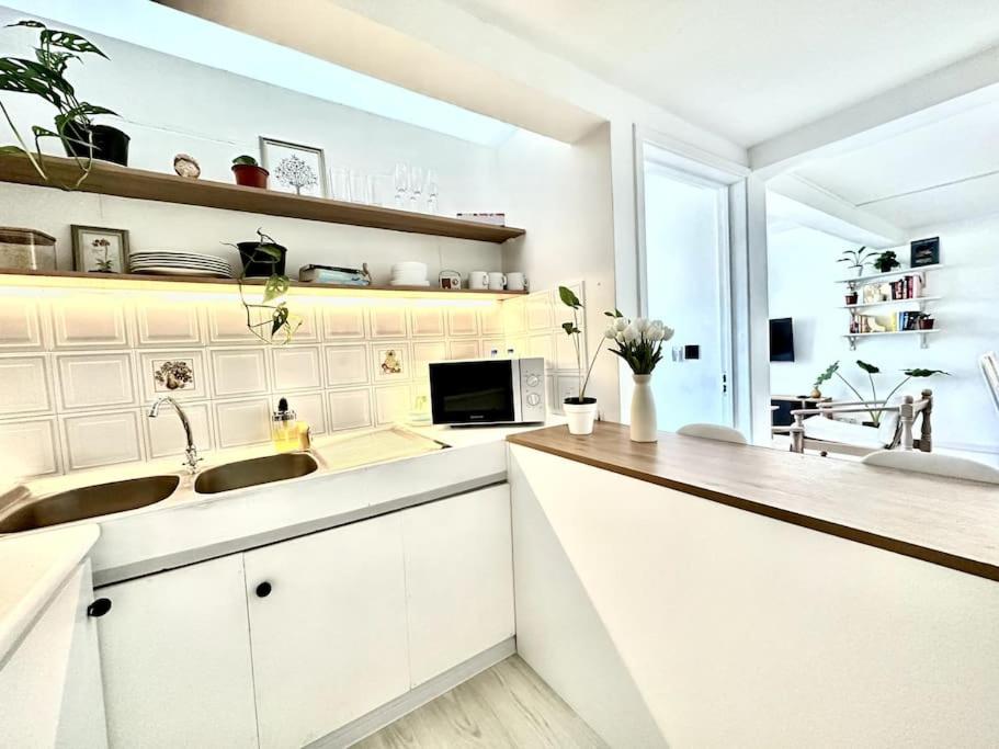 3 Bedroom Beachside apartment - 30 Secs from beach view 4