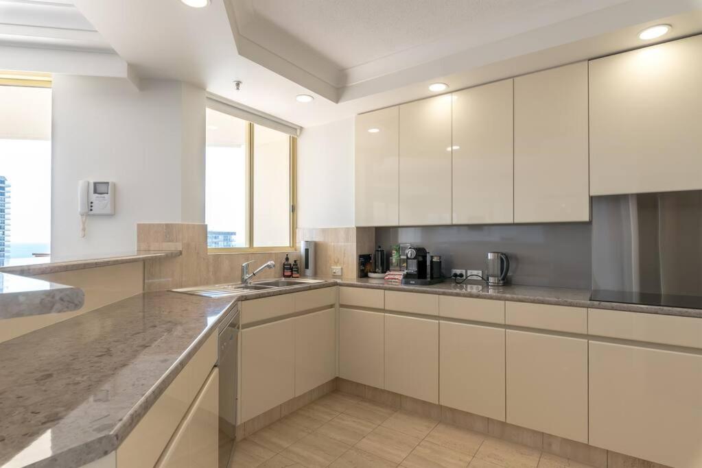 Main Beach High Floor Luxury Contessa Main Beach