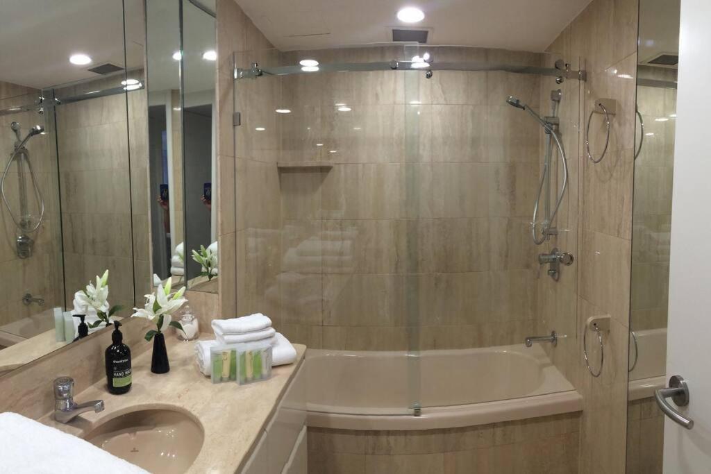 Main Beach High Floor Luxury Contessa Main Beach