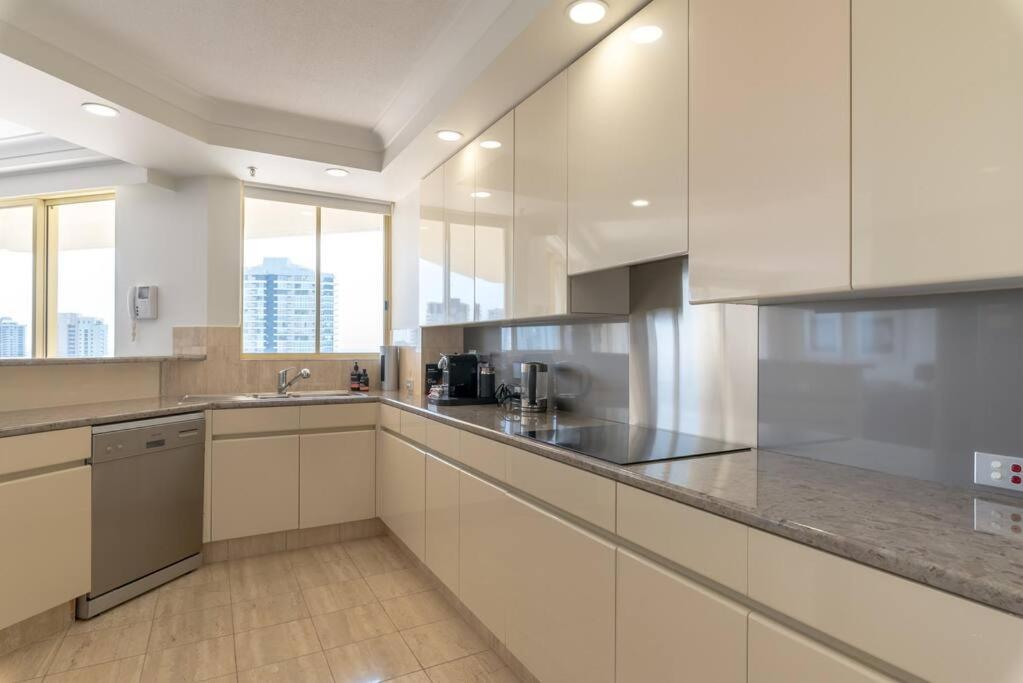 Main Beach High Floor Luxury Contessa Main Beach