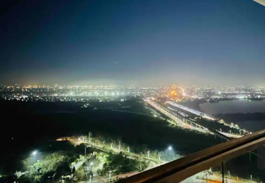 Luxury Stay at 22nd Floor-Noida view 4