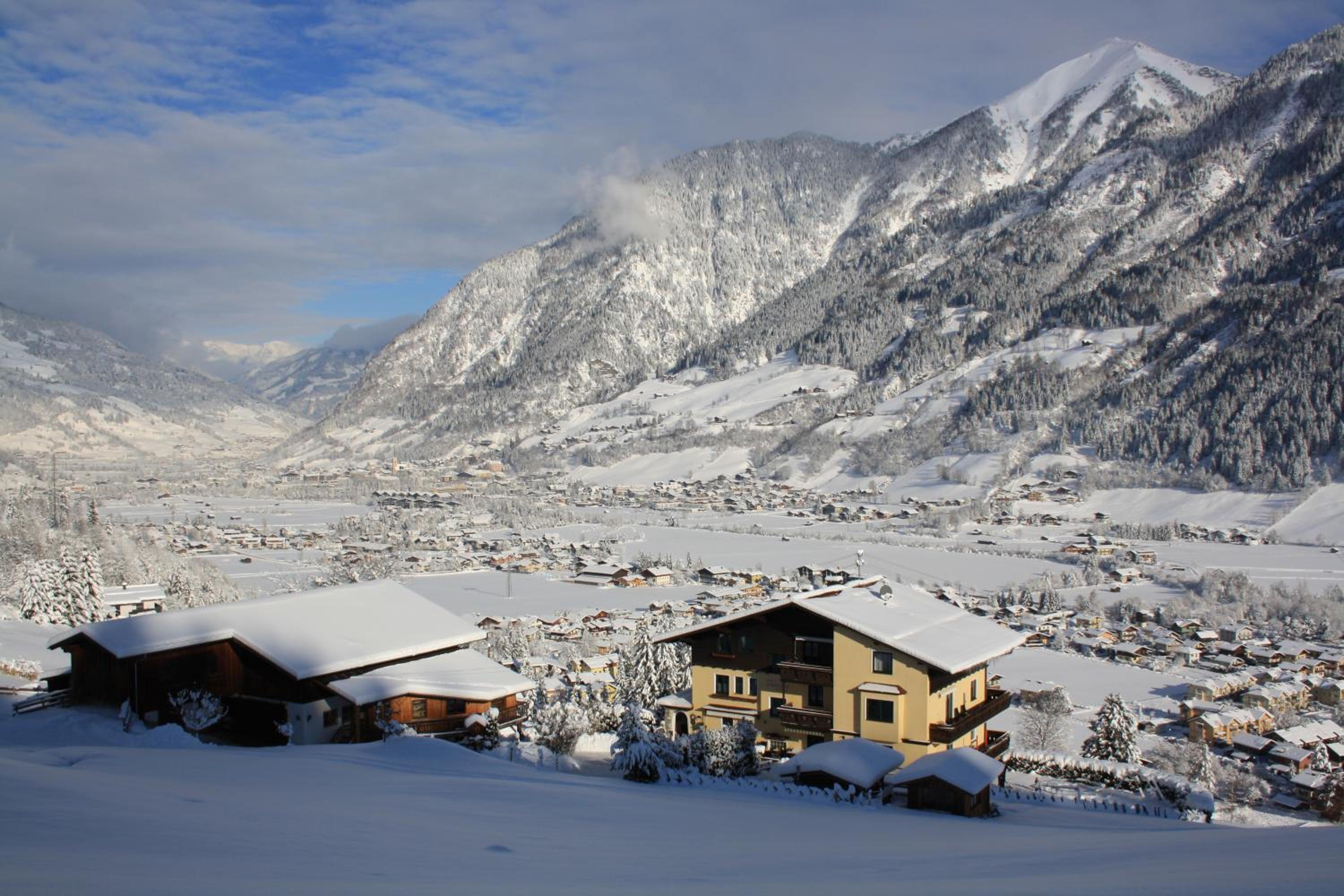 Ferienwohnung am Krausberghof mit Balkon und Parkplatz, Aufenthaltsraum mit Spielmöglichkeiten, Erholung- inmitten der Natur, 6 Fahrminuten zur Alpentherme