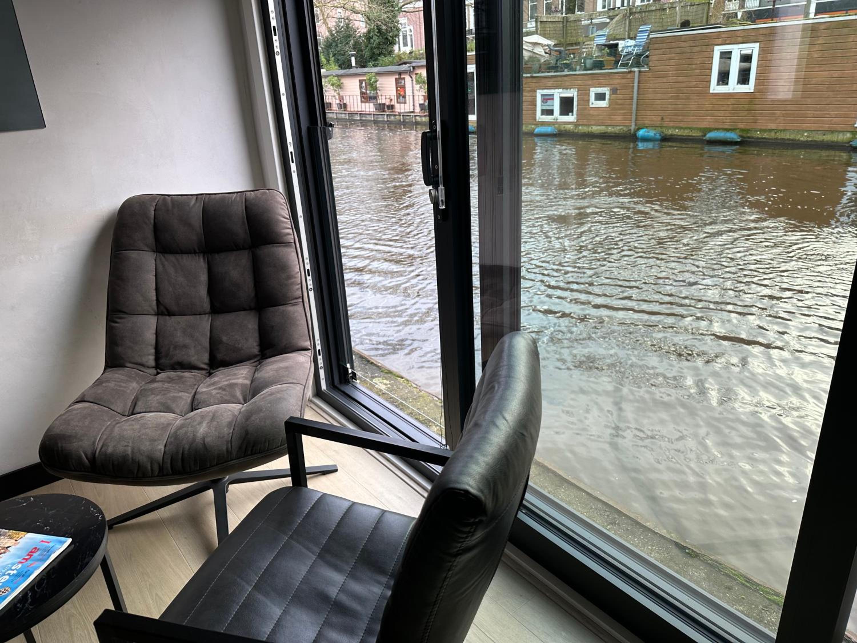 Amsterdam-Houseboat-Amstel