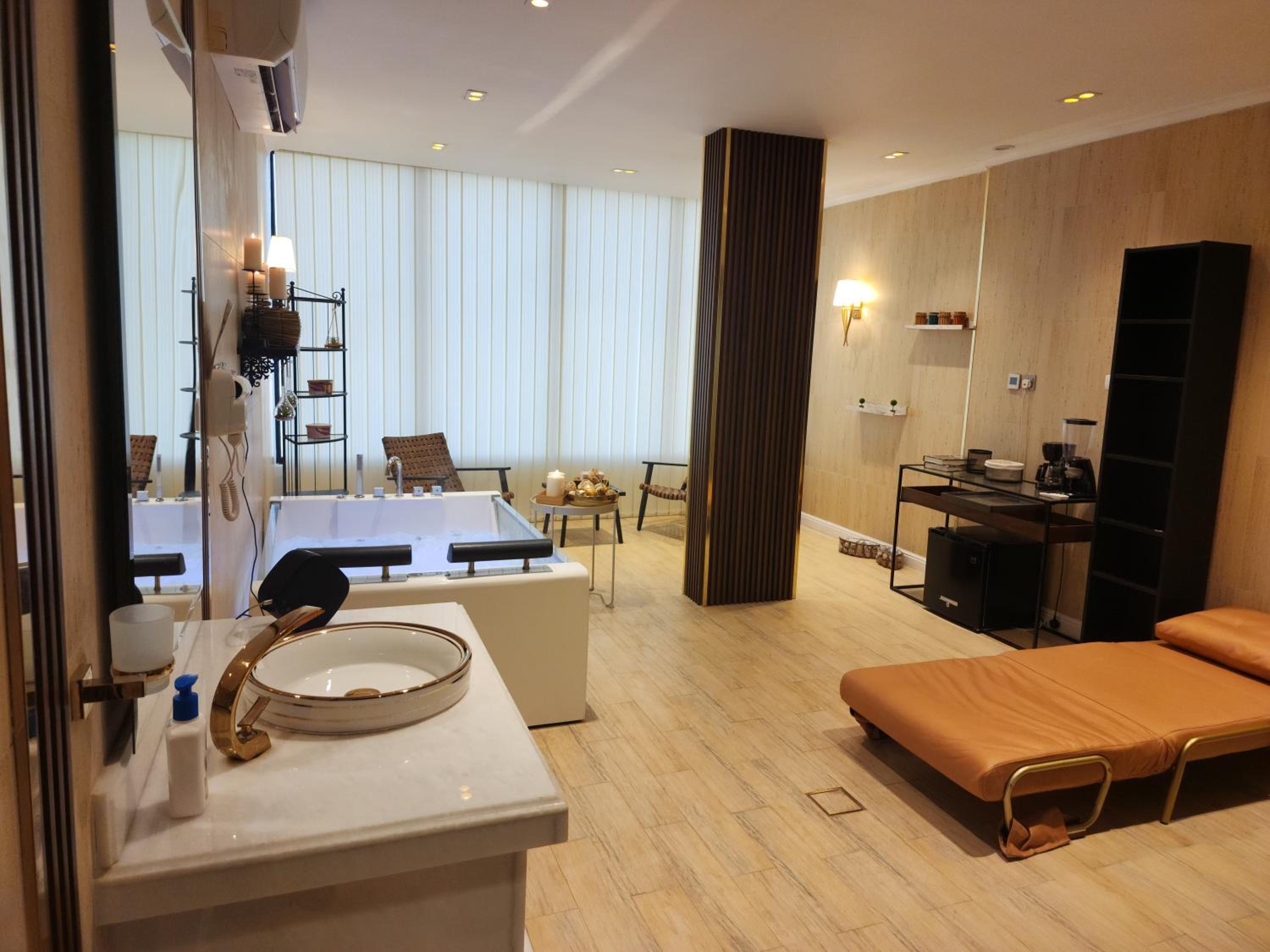 Al Qand Chalet For Families Only