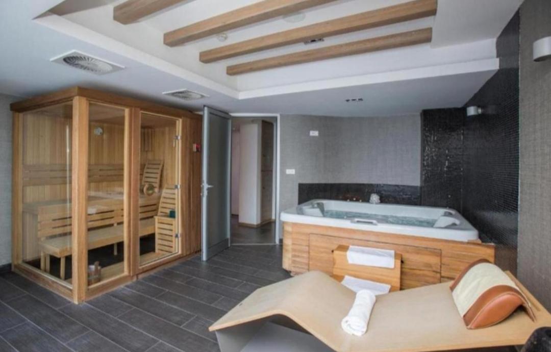 Aparthotel Vucko, depandans, U452 sa pogledom na stazu - private host