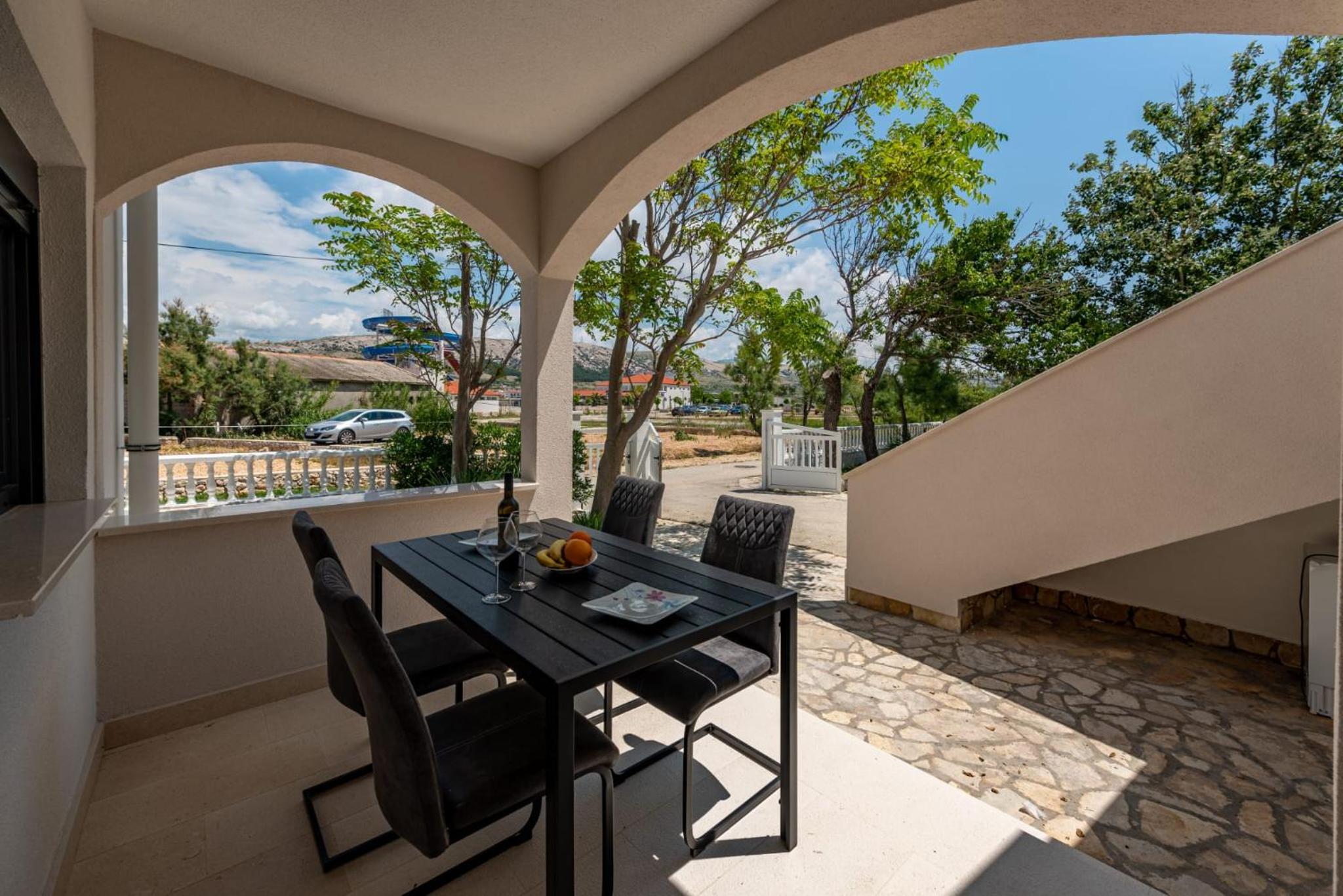 Apartmani Curic beachfront by Pag tours