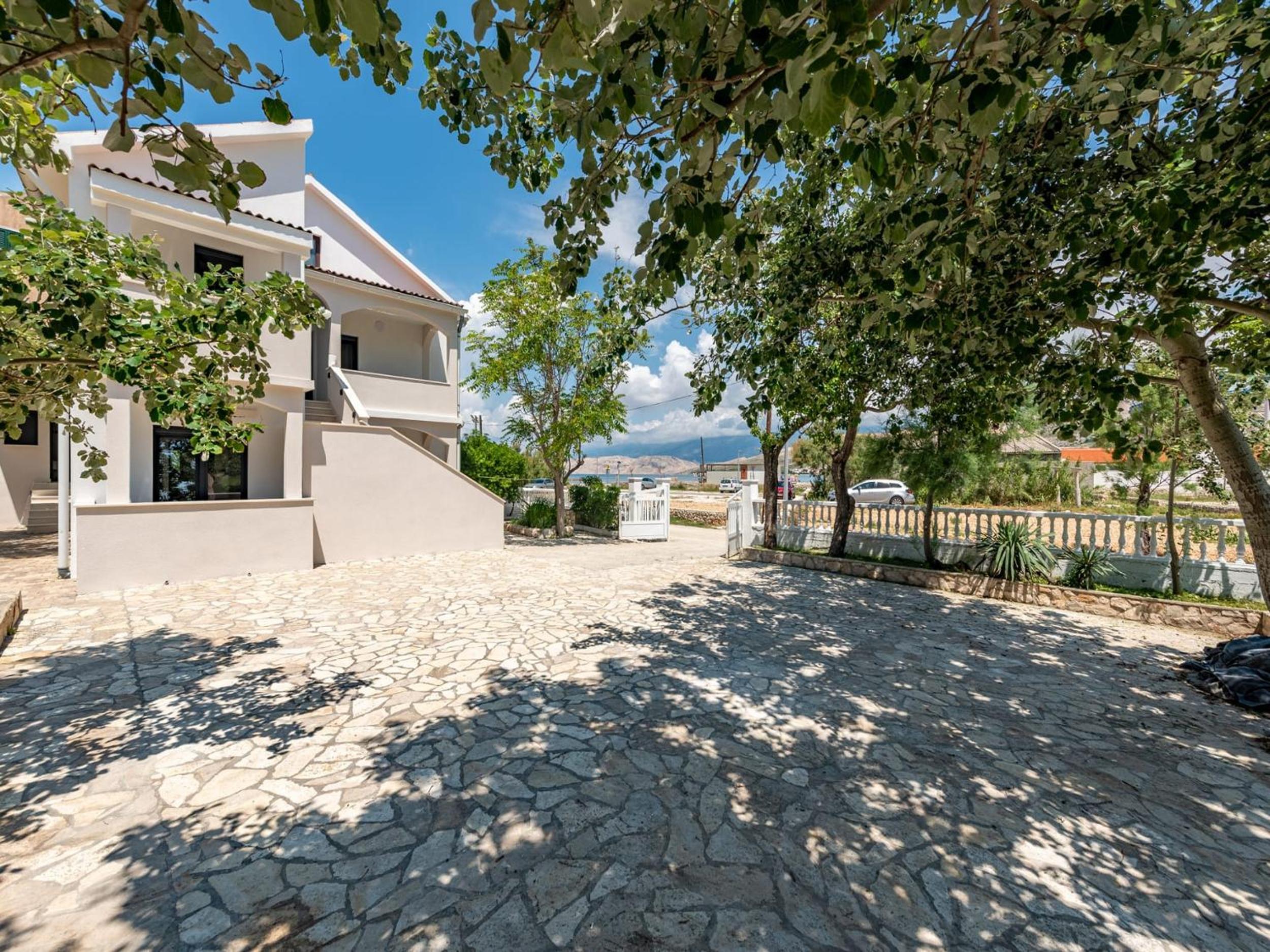 Apartmani Curic beachfront by Pag tours