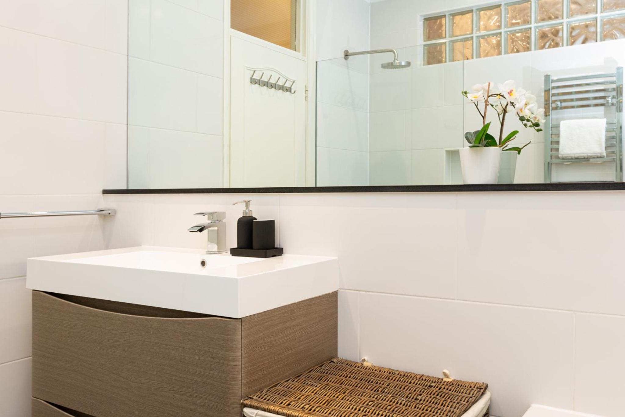 Bright & Charming 2BR Flat wbalcony in Maida Vale