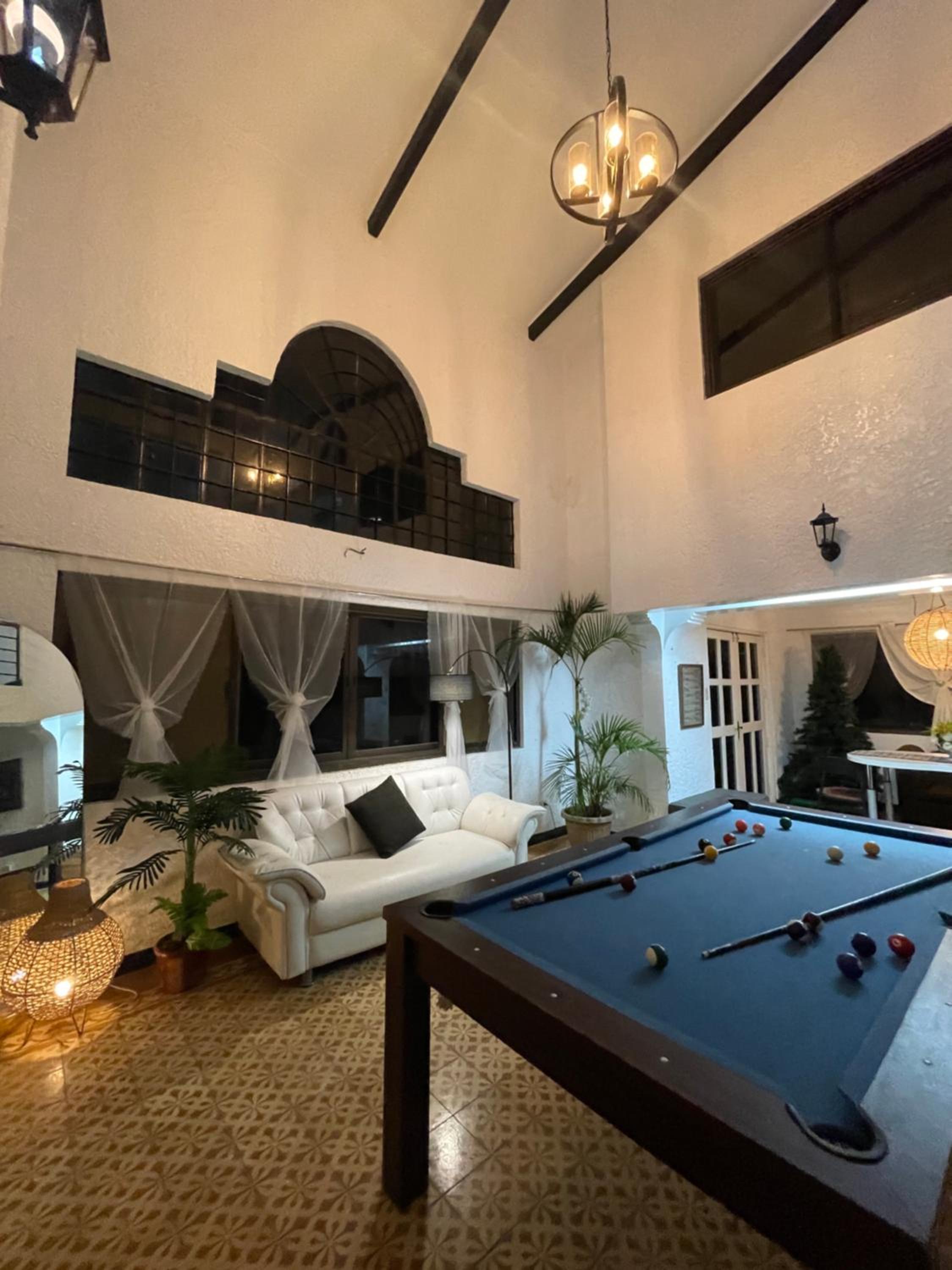 Spacious 6BR Family Villa in Tagaytay near Skyranch