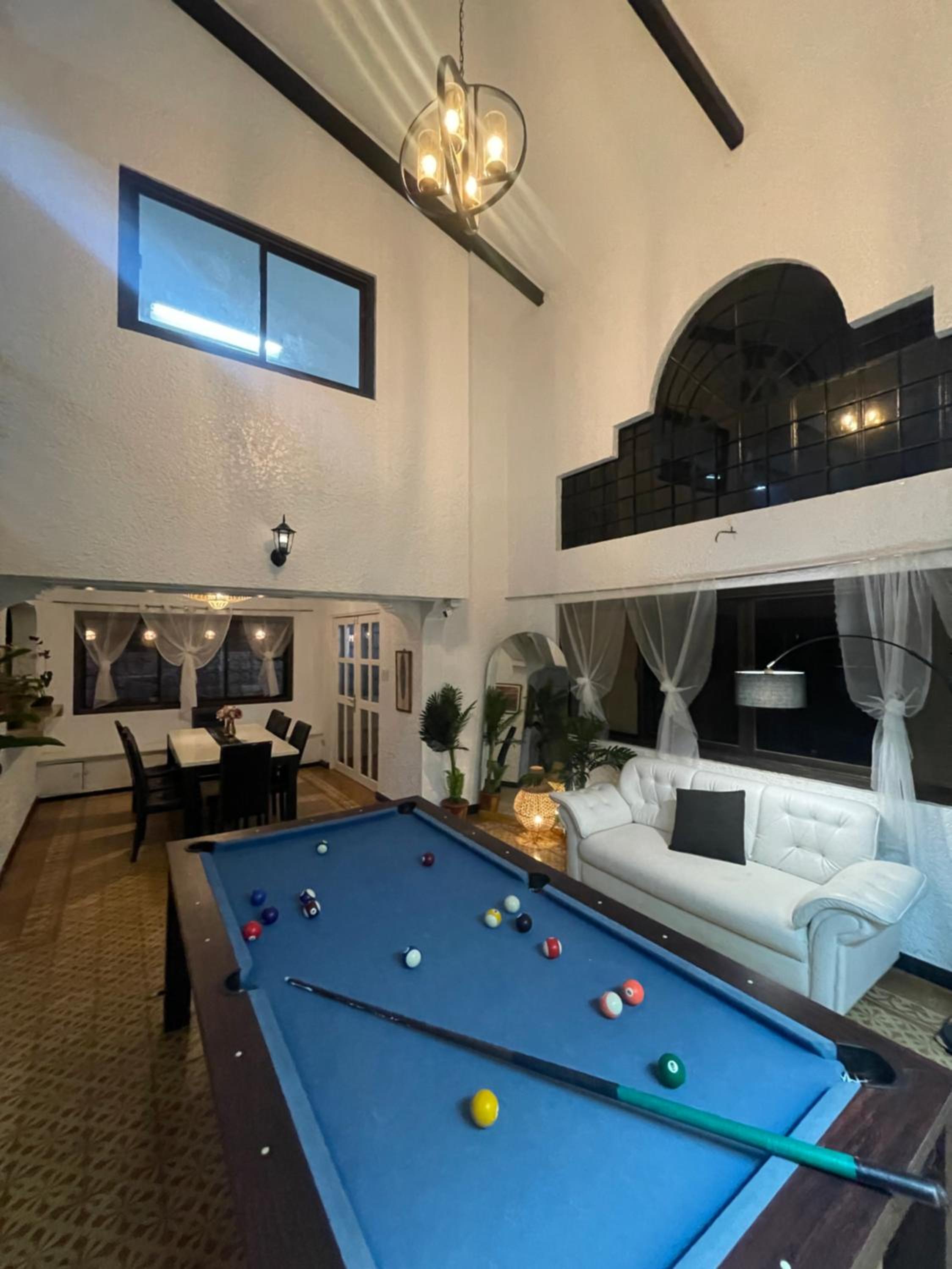 Spacious 6BR Family Villa in Tagaytay near Skyranch