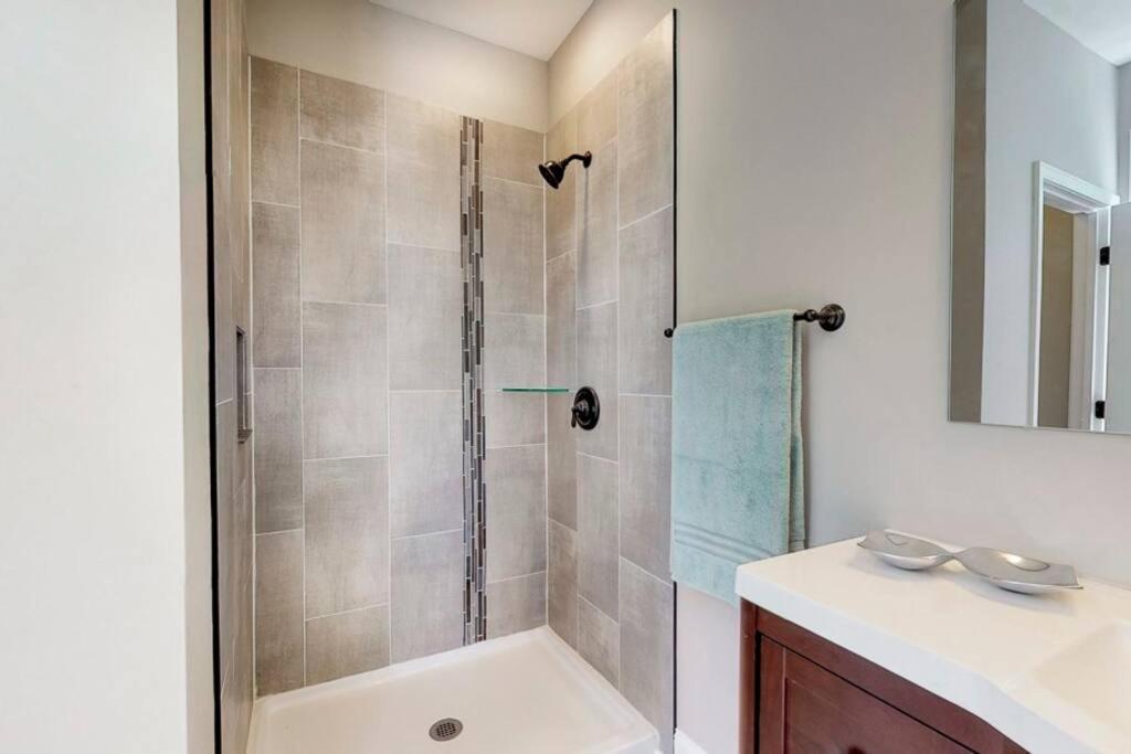 Modern 3 Bed/3 Bath House in Savannah view 3