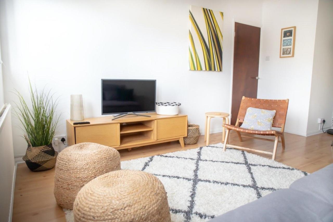 GuestReady - Homely Leeds City Apartment Sleep 4 view 5