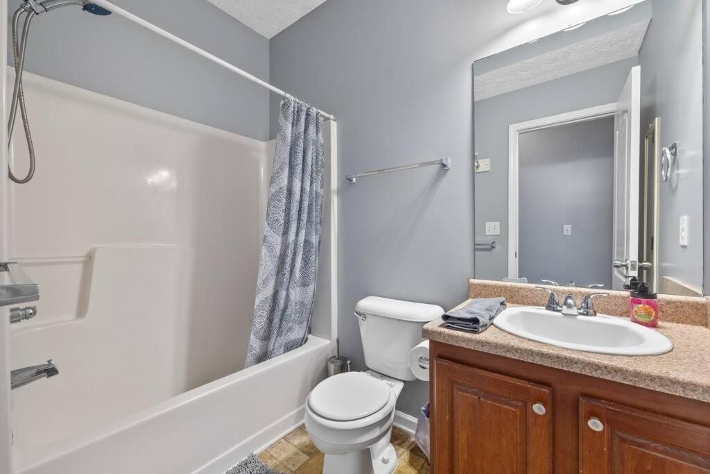 4BR house with Garage, Backyard porch & Fireplace view 3