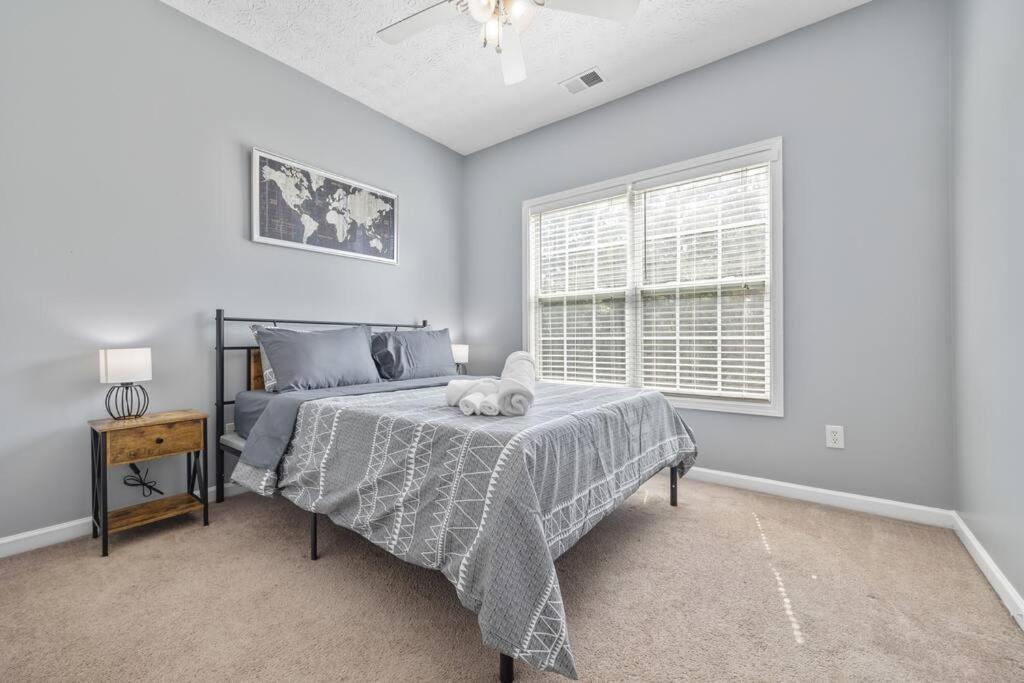 4BR house with Garage, Backyard porch & Fireplace view 5
