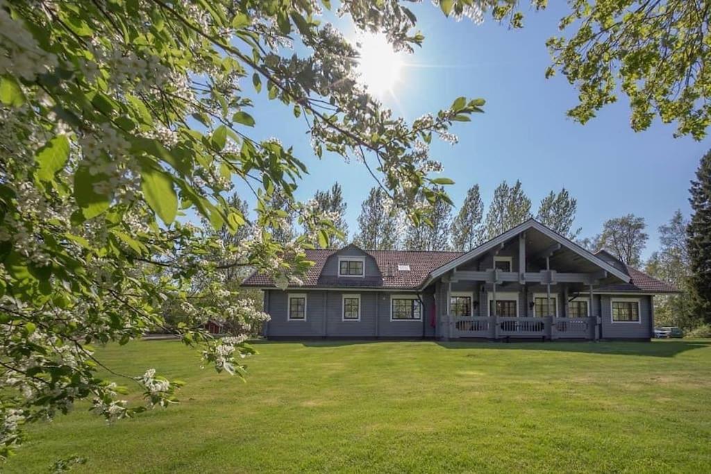Villa Koskenäyräs - beautiful Villa beside the Kymi River and Kokonkoski rapids
