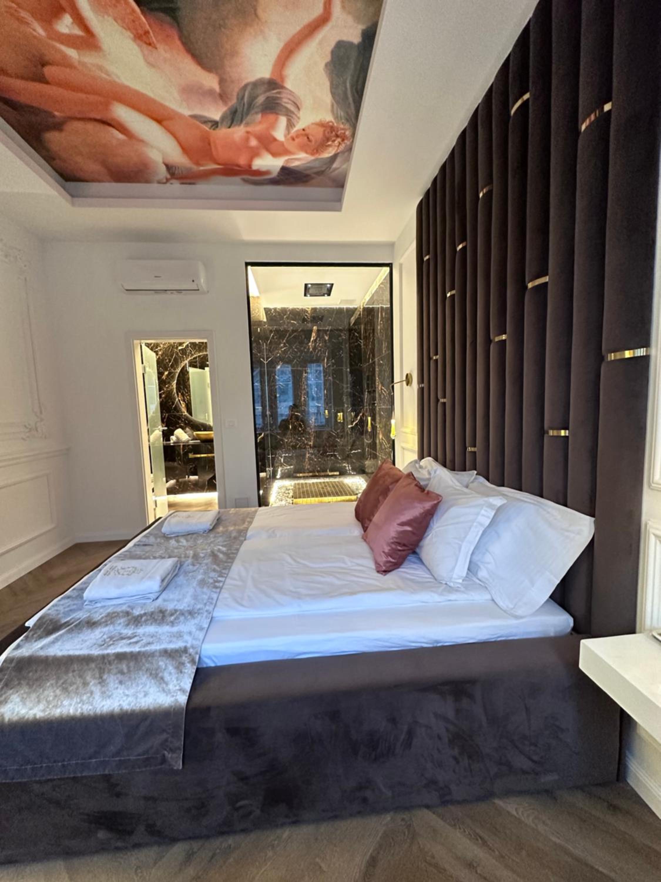 JACUZZI ROYAL SUITE