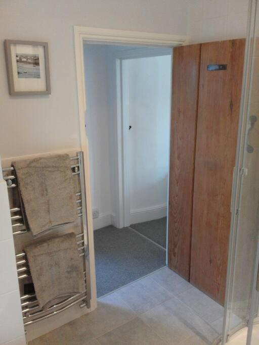 Bear's Cottage Bretforton view 4