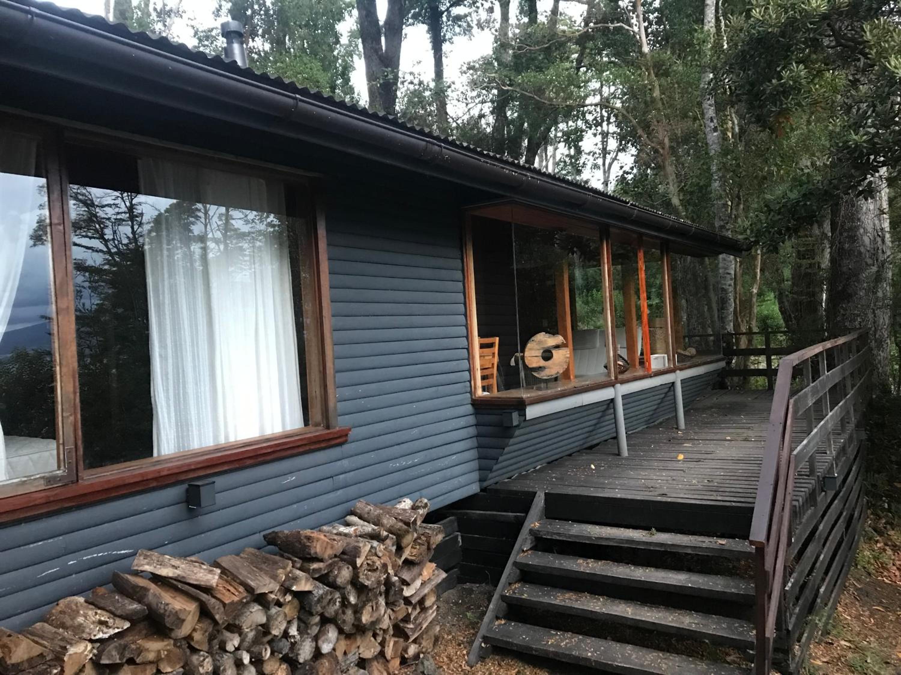 2 Cabañas y Quincho con Orilla a Lago Privado, Ensenada Camino Cascadas