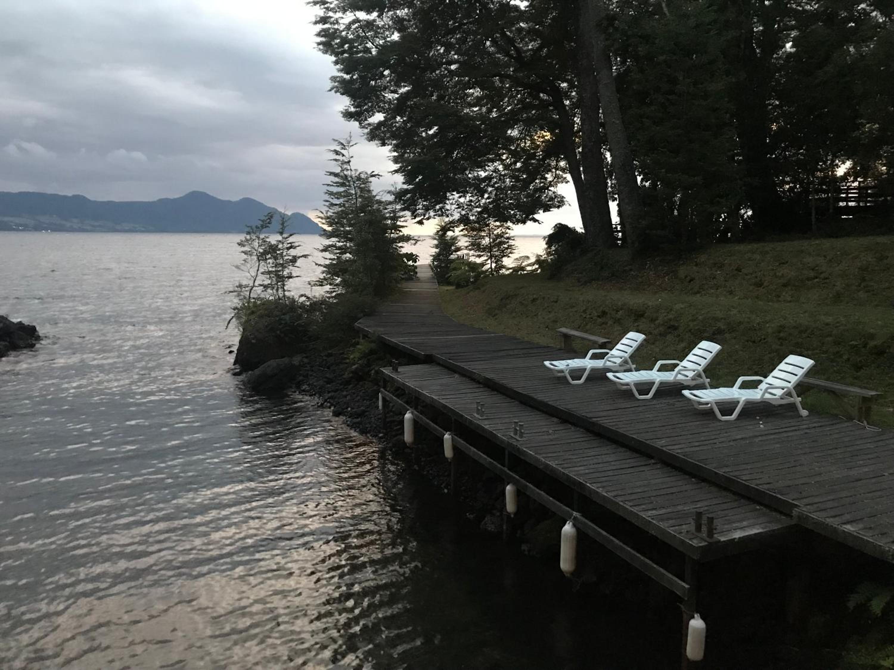 2 Cabañas y Quincho con Orilla a Lago Privado, Ensenada Camino Cascadas