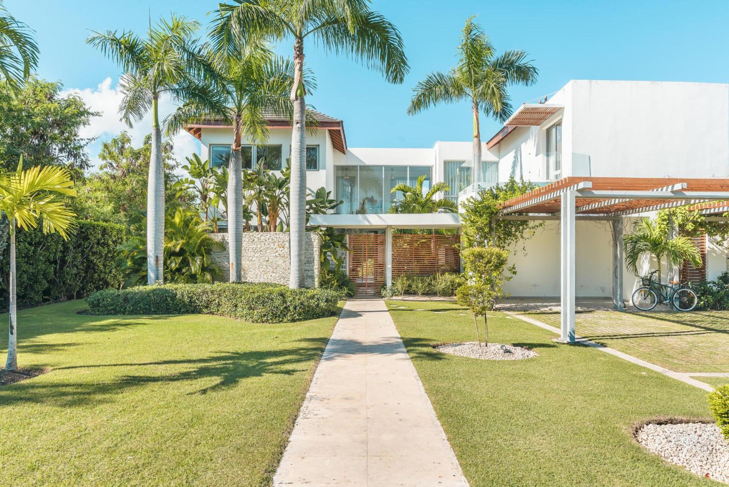 Luxurious and modern Villa with Pool at Yarari