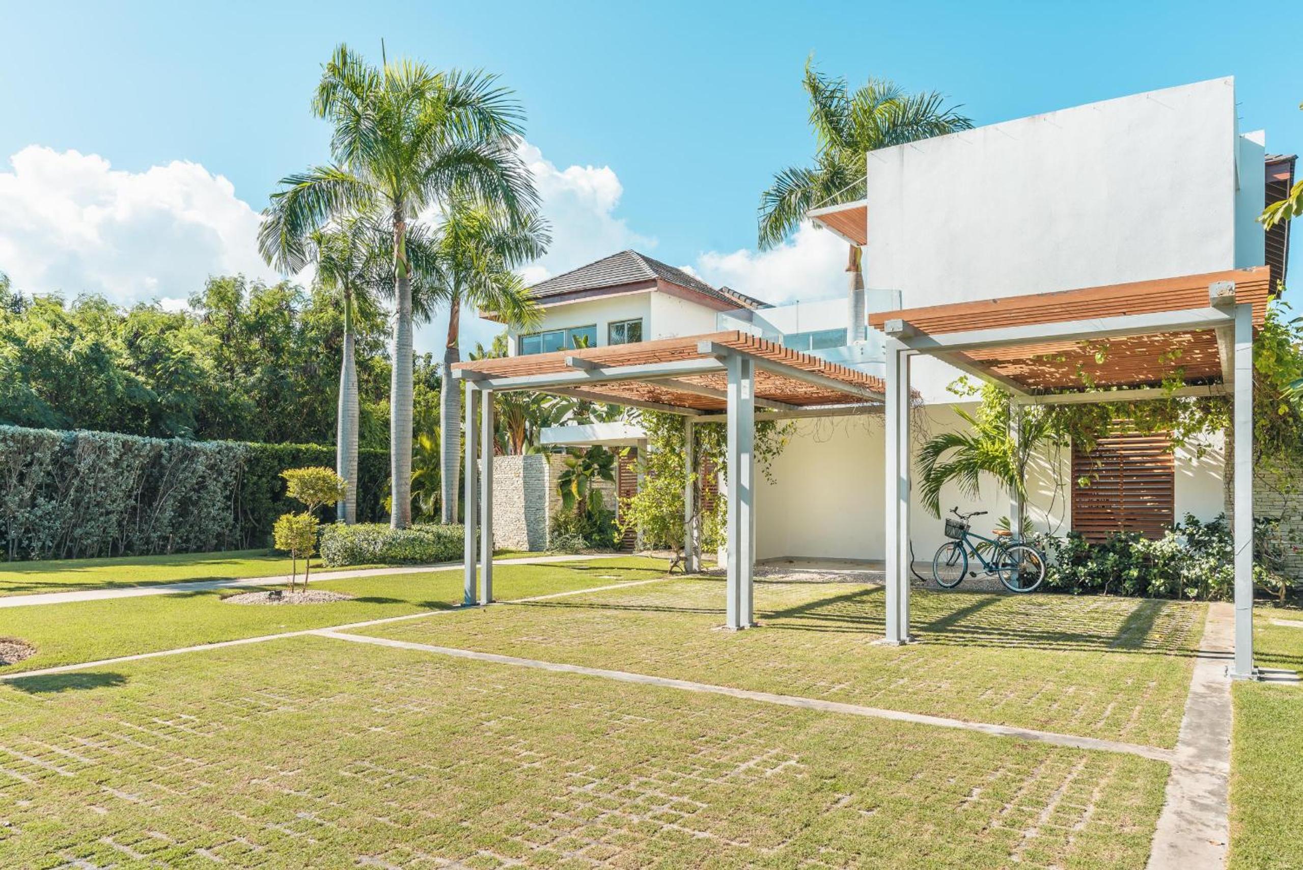 Luxurious and modern Villa with Pool at Yarari