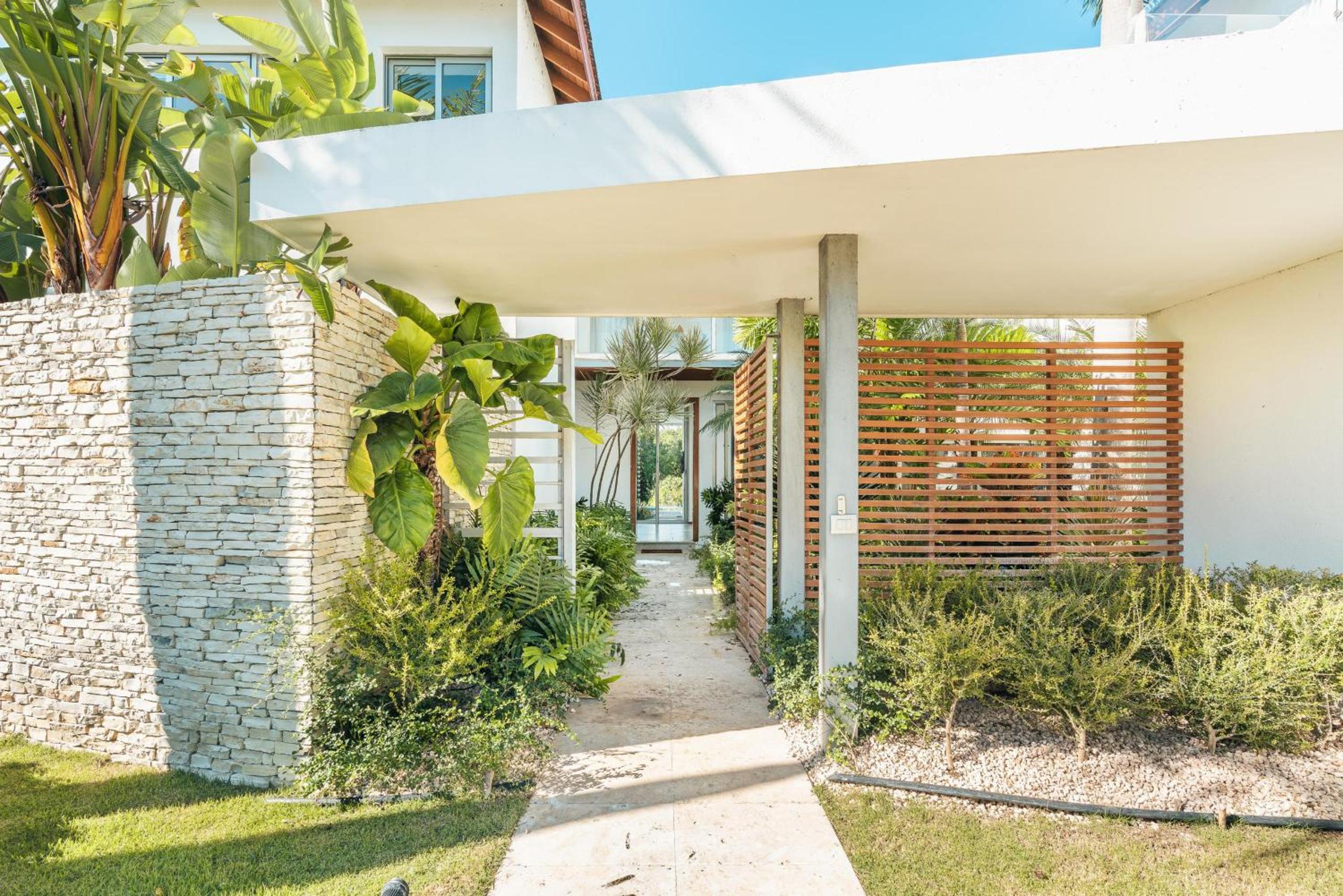 Luxurious and modern Villa with Pool at Yarari