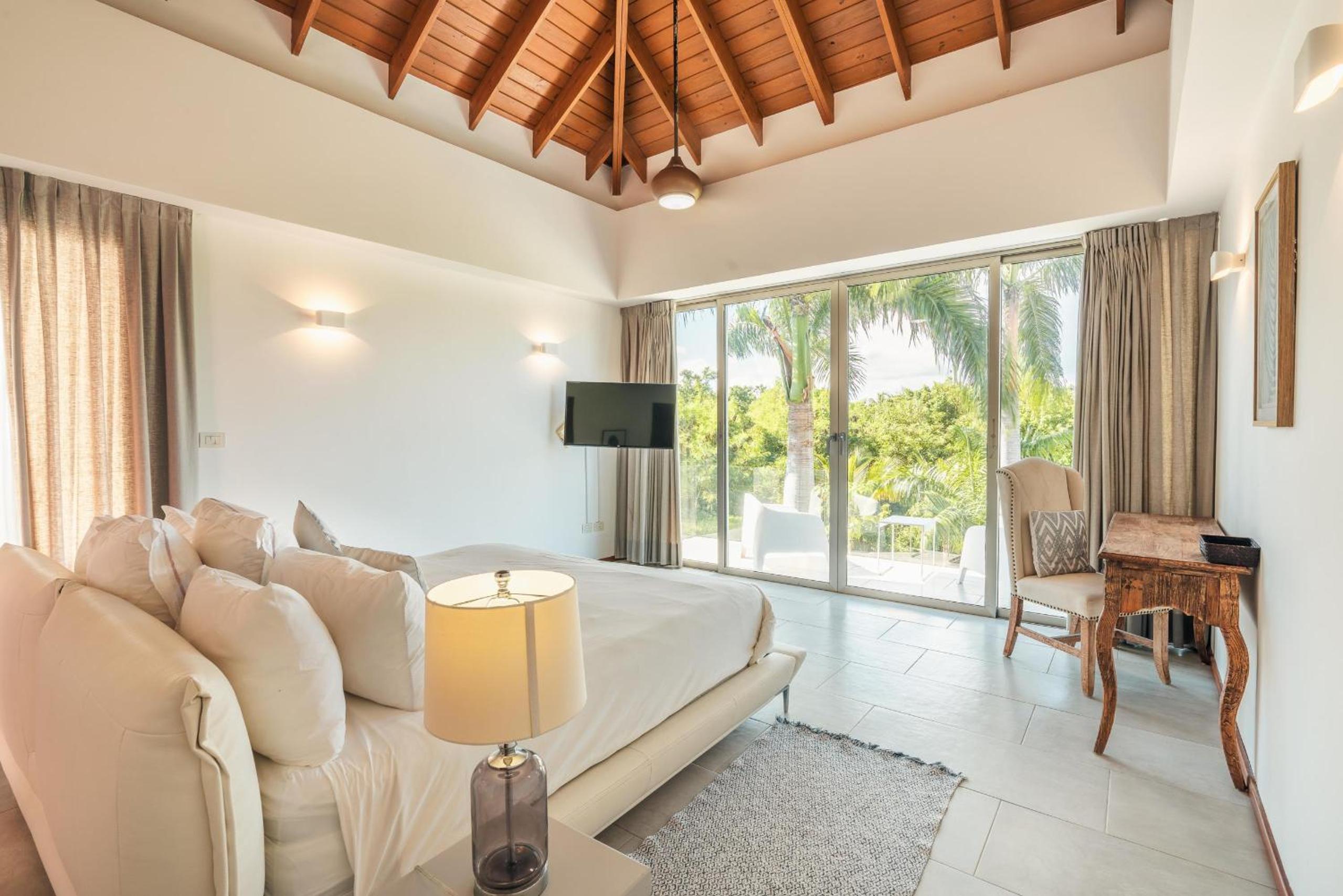 Luxurious and modern Villa with Pool at Yarari